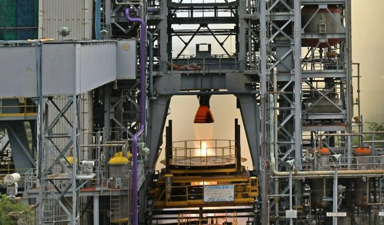 <p>తమిళనాడులోని మహేంద్రగిరిలోని ఇస్రో ప్రొపల్షన్ కాంప్లెక్స్ వద్ద ఈ ఇంజన్ 240 సెకన్ల పాటు నడిచింది. ఈ సమయంలో ఇంజన్ ఆశించిన లక్ష్యాన్ని సాధించింది. గత టెస్ట్ సమయంలో చేసిన అంచనాలతో ఇంజన్ పనితీరు సరిపోతుంది. గగన్యాన్ ద్వారా మనుషులను అంతరిక్షంలోకి తీసుకెళ్లి తిరిగి తీసుకురావడానికి గల అవకాశాలపై ఇస్రో పనిచేస్తోంది.<br /> </p> <p>తమిళనాడులోని మహేంద్రగిరిలోని ఇస్రో ప్రొపల్షన్ కాంప్లెక్స్ వద్ద ఈ ఇంజన్ 240 సెకన్ల పాటు నడిచింది. ఈ సమయంలో ఇంజన్ ఆశించిన లక్ష్యాన్ని సాధించింది. గత టెస్ట్ సమయంలో చేసిన అంచనాలతో ఇంజన్ పనితీరు సరిపోతుంది. గగన్యాన్ ద్వారా మనుషులను అంతరిక్షంలోకి తీసుకెళ్లి తిరిగి తీసుకురావడానికి గల అవకాశాలపై ఇస్రో పనిచేస్తోంది.<br /> </p>