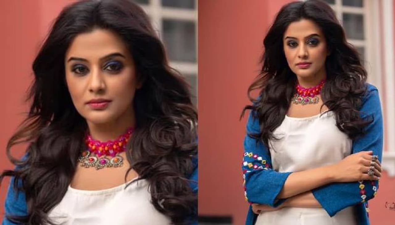 <p>സോഷ്യല് മീഡിയയിലും വളരെ അധികം സജ്ജീവമാണ് പ്രിയാമണി. താരം പങ്കുവയ്ക്കുന്ന ചിത്രങ്ങളൊക്കെ സമൂഹ മാധ്യമങ്ങളില് ശ്രദ്ധ നേടാറുമുണ്ട്. </p> <p>സോഷ്യല് മീഡിയയിലും വളരെ അധികം സജ്ജീവമാണ് പ്രിയാമണി. താരം പങ്കുവയ്ക്കുന്ന ചിത്രങ്ങളൊക്കെ സമൂഹ മാധ്യമങ്ങളില് ശ്രദ്ധ നേടാറുമുണ്ട്. </p>