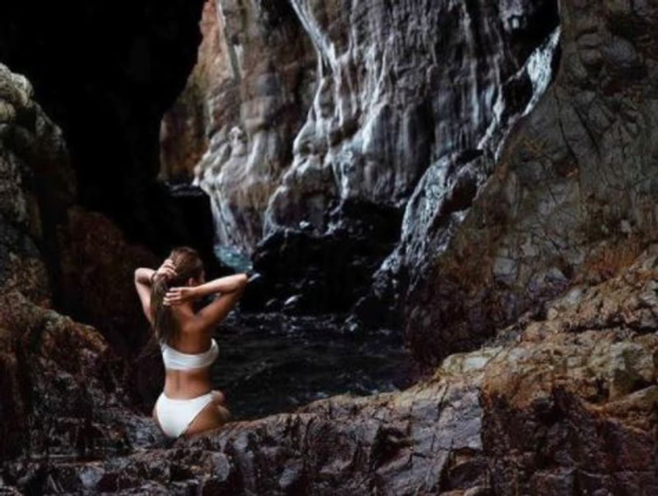 <p>ಹಾಂಗ್ ಕಾಂಗ್ ಮಾಡೆಲ್&nbsp;32 ವರ್ಷದ ಸೋಫಿಯಾ ಚೆಯುಂಗ್ ಸೆಲ್ಫಿ ತೆಗೆದುಕೊಳ್ಳುವಾಗ ಪ್ರಾಣ ಕಳೆದು ಕೊಂಡಿದ್ದಾರೆ.&nbsp;</p>