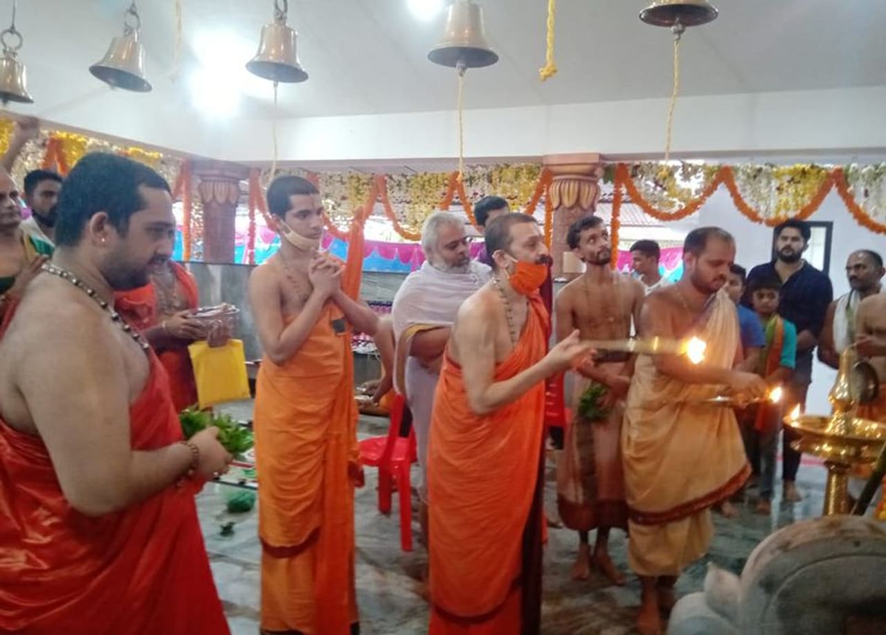 <p>ಉಡುಪಿ ಶ್ರೀಪಲಿಮಾರು ಮಠದ ಹಿರಿಯ ಯತಿ ಶ್ರೀ ವಿದ್ಯಾಧೀಶತೀರ್ಥ ಶ್ರೀಪಾದರು ದೇವಳಕ್ಕೆ ಆಗಮಿಸಿ ಶ್ರೀ ಸಿದ್ದಿವಿನಾಯಕನಿಗೆ ಆರತಿ ಬೆಳಗಿಸಿ ಆಶೀರ್ವಚನ ನೀಡಿದರು ಮತ್ತು ಧಾರ್ಮಿಕ ಸೌಹಾರ್ದತೆ ಮೆರೆದ ಗ್ಯಾಬ್ರಿಯಲ್ ನಜ್ರೆತ್ ಅವರನ್ನು ಶ್ಲಾಘಿಸಿದರು. </p> <p>ಉಡುಪಿ ಶ್ರೀಪಲಿಮಾರು ಮಠದ ಹಿರಿಯ ಯತಿ ಶ್ರೀ ವಿದ್ಯಾಧೀಶತೀರ್ಥ ಶ್ರೀಪಾದರು ದೇವಳಕ್ಕೆ ಆಗಮಿಸಿ ಶ್ರೀ ಸಿದ್ದಿವಿನಾಯಕನಿಗೆ ಆರತಿ ಬೆಳಗಿಸಿ ಆಶೀರ್ವಚನ ನೀಡಿದರು ಮತ್ತು ಧಾರ್ಮಿಕ ಸೌಹಾರ್ದತೆ ಮೆರೆದ ಗ್ಯಾಬ್ರಿಯಲ್ ನಜ್ರೆತ್ ಅವರನ್ನು ಶ್ಲಾಘಿಸಿದರು. </p>