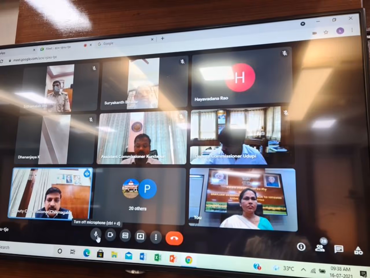 <p>ಇಂದು ಬೆಳಿಗ್ಗೆ 9 ಗಂಟೆಗೆ ತಮ್ಮ ದೆಹಲಿಯ ಕಛೇರಿ ಕೃಷಿ ಭವನಕ್ಕೆ ತೆರಳಿ ವಿಡಿಯೋ ಕಾನ್ಫೆರನ್ಸ್ ಮೂಲಕ ಜಿಲ್ಲಾಧಿಕಾರಿಗಳು ಹಾಗೂ ಜಿಲ್ಲಾ ಮಟ್ಟದ ಹಿರಿಯ ಅಧಿಕಾರಿಗಳೊಂದಿಗೆ ಸಭೆ ನಡೆಸಿದ ಕೇಂದ್ರ ಸಚಿವೆ ಶೋಭಾ ಕರಂದ್ಲಾಜೆ. </p> <p>ಇಂದು ಬೆಳಿಗ್ಗೆ 9 ಗಂಟೆಗೆ ತಮ್ಮ ದೆಹಲಿಯ ಕಛೇರಿ ಕೃಷಿ ಭವನಕ್ಕೆ ತೆರಳಿ ವಿಡಿಯೋ ಕಾನ್ಫೆರನ್ಸ್ ಮೂಲಕ ಜಿಲ್ಲಾಧಿಕಾರಿಗಳು ಹಾಗೂ ಜಿಲ್ಲಾ ಮಟ್ಟದ ಹಿರಿಯ ಅಧಿಕಾರಿಗಳೊಂದಿಗೆ ಸಭೆ ನಡೆಸಿದ ಕೇಂದ್ರ ಸಚಿವೆ ಶೋಭಾ ಕರಂದ್ಲಾಜೆ. </p>