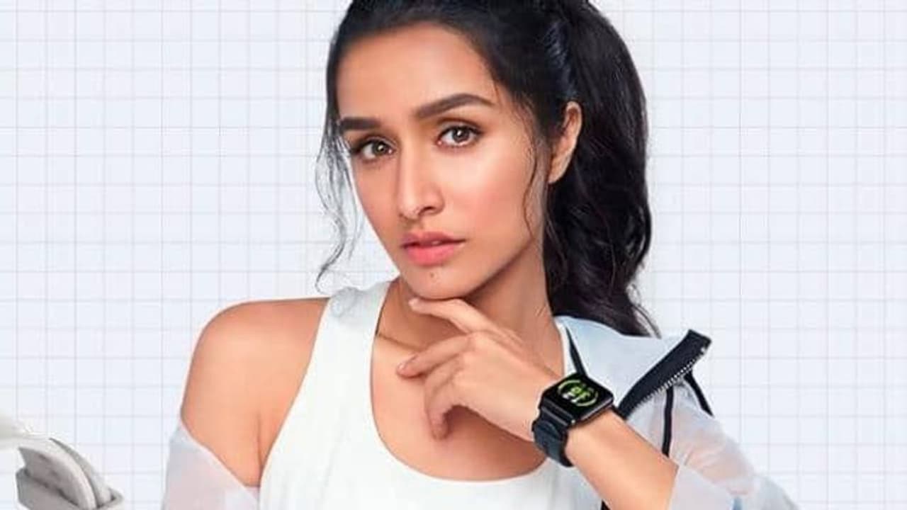 <p>ఈ రెండు ఉత్పత్తులు అమెజాన్ ఇండియా ద్వారా అందుబాటులో రానున్నాయి, కాబట్టి రియల్మీ వాచ్ 2 ప్రో, రియల్మీ బడ్స్ వైర్లెస్ 2 నియో అమెజాన్ నుండి మాత్రమే విక్రయించనున్నారు. రియల్మీ వాచ్ 2 ప్రో, రియల్మే బడ్స్ వైర్లెస్ 2 నియోను కొద్ది రోజుల క్రితం గ్లోబల్ మార్కెట్లో ప్రవేశపెట్టారు. మే నెలలో రియల్మీ వాచ్ 2 ప్రోని ఇంతకు ముందు మలేషియాలో, రియల్మే బడ్స్ వైర్లెస్ 2 నియోని శ్రీలంకలో ప్రారంభించారు.<br /> </p> <p>ఈ రెండు ఉత్పత్తులు అమెజాన్ ఇండియా ద్వారా అందుబాటులో రానున్నాయి, కాబట్టి రియల్మీ వాచ్ 2 ప్రో, రియల్మీ బడ్స్ వైర్లెస్ 2 నియో అమెజాన్ నుండి మాత్రమే విక్రయించనున్నారు. రియల్మీ వాచ్ 2 ప్రో, రియల్మే బడ్స్ వైర్లెస్ 2 నియోను కొద్ది రోజుల క్రితం గ్లోబల్ మార్కెట్లో ప్రవేశపెట్టారు. మే నెలలో రియల్మీ వాచ్ 2 ప్రోని ఇంతకు ముందు మలేషియాలో, రియల్మే బడ్స్ వైర్లెస్ 2 నియోని శ్రీలంకలో ప్రారంభించారు.<br /> </p>