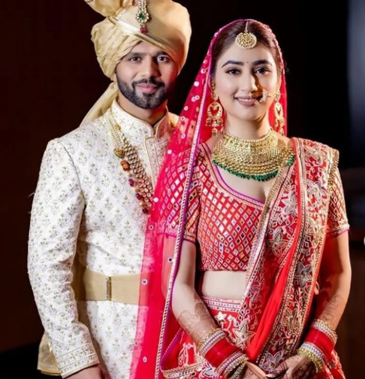 <p style="text align: justify;">ರಾಹುಲ್ ವೈದ್ಯ ಮತ್ತು ದಿಶಾ ಪರ್ಮಾರ್ ಮುಂಬೈನಲ್ಲಿ ದಾಂಪತ್ಯ ಜೀವನಕ್ಕೆ ಕಾಲಿಟ್ಟಿದ್ದಾರೆ.</p>