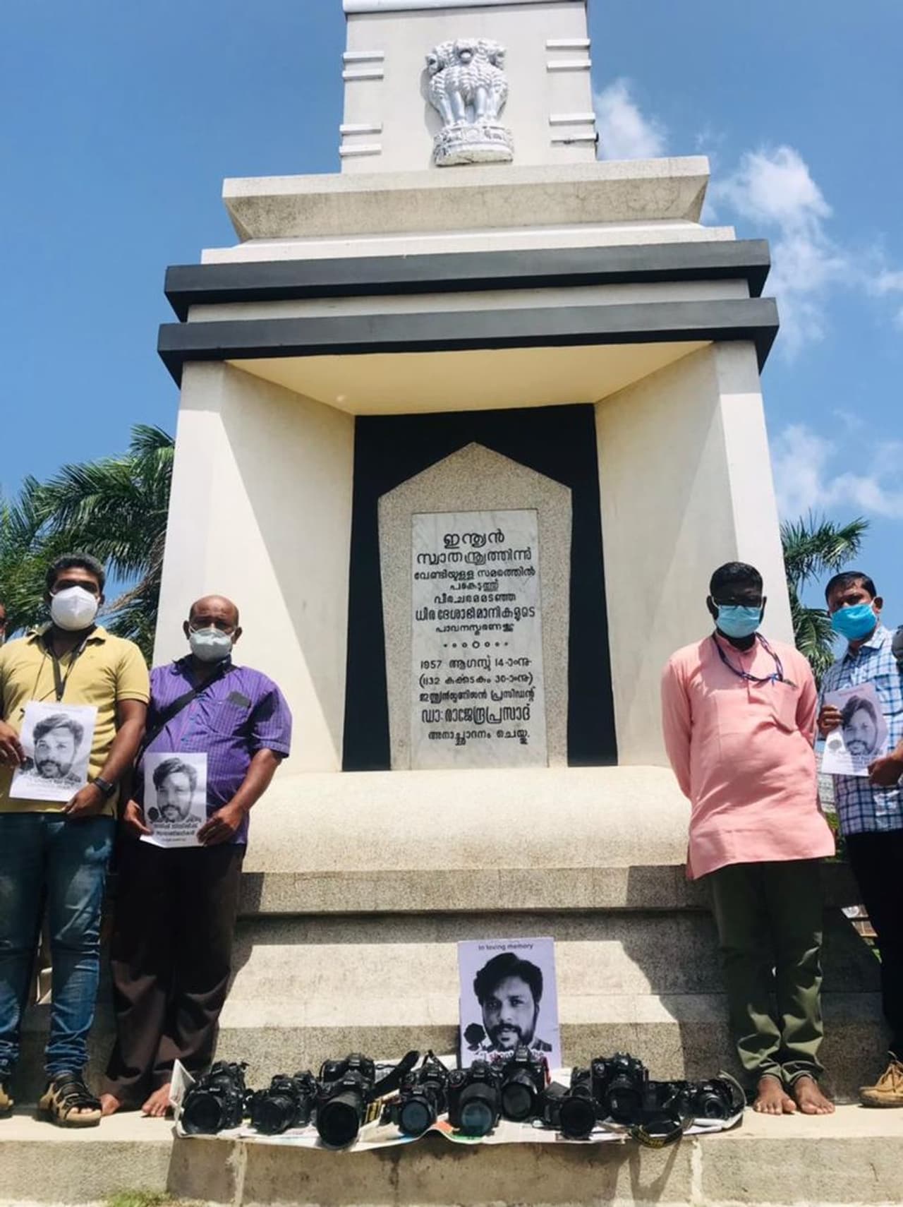 <p>പത്രങ്ങള് ഒരു ജനാധിപത്യ ഭരണകൂടത്തിന്റെ നാലാം തൂണെന്നാണ് പൊതുവേ പറയാറ്. എന്നാല് പത്രങ്ങളിലെ അക്ഷരങ്ങളെക്കാള് ചിത്രങ്ങള്ക്ക് ശക്തിയുണ്ടെന്ന് ഒരിക്കല് കൂടി തന്റെ ചിത്രങ്ങളിലൂടെ തെളിയിച്ച ന്യൂസ് ഫോട്ടോഗ്രാഫറാണ് ഡാനിഷ് സിദ്ദിഖി. </p> <p>പത്രങ്ങള് ഒരു ജനാധിപത്യ ഭരണകൂടത്തിന്റെ നാലാം തൂണെന്നാണ് പൊതുവേ പറയാറ്. എന്നാല് പത്രങ്ങളിലെ അക്ഷരങ്ങളെക്കാള് ചിത്രങ്ങള്ക്ക് ശക്തിയുണ്ടെന്ന് ഒരിക്കല് കൂടി തന്റെ ചിത്രങ്ങളിലൂടെ തെളിയിച്ച ന്യൂസ് ഫോട്ടോഗ്രാഫറാണ് ഡാനിഷ് സിദ്ദിഖി. </p>