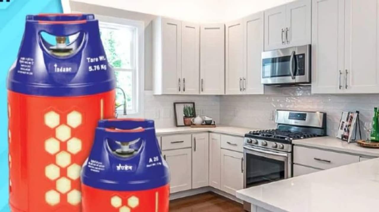 <p>వీటిని 'ఇండేన్ కాంపోజిట్ సిలిండర్లు' అని పిలుస్తారు. ఈ కొత్త స్మార్ట్ సిలిండర్ కస్టమర్లు తదుపరి రీఫిల్ ఎప్పుడు బుక్ చేయాలనే విషయాన్ని సులభంగా తెలుసుకోవచ్చు. ఈ స్మార్ట్ సిలిండర్ ద్వారా ఎంత గ్యాస్ మిగిలి ఉందో, ఎంత వినియోగించారో కూడా మీకు తెలియజేస్తుంది. </p> <p>వీటిని 'ఇండేన్ కాంపోజిట్ సిలిండర్లు' అని పిలుస్తారు. ఈ కొత్త స్మార్ట్ సిలిండర్ కస్టమర్లు తదుపరి రీఫిల్ ఎప్పుడు బుక్ చేయాలనే విషయాన్ని సులభంగా తెలుసుకోవచ్చు. ఈ స్మార్ట్ సిలిండర్ ద్వారా ఎంత గ్యాస్ మిగిలి ఉందో, ఎంత వినియోగించారో కూడా మీకు తెలియజేస్తుంది. </p>