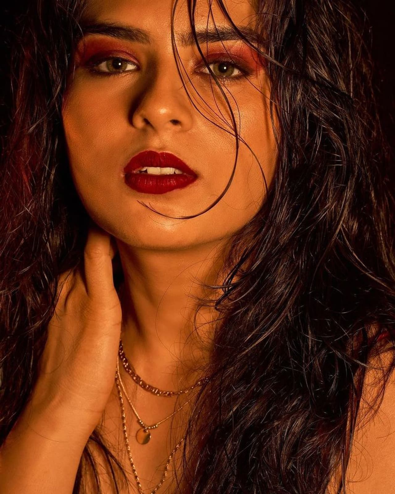 ముఖ్యంగా గంగోత్రి చిత్రంలో కావ్య నటించిన వల్లంకి పిట్టా వల్లంకి పిట్టా సాంగ్... చాల పాప్యులర్. దర్శకుడు కె రాఘవేంద్ర రావు తెరకెక్కించిన గంగోత్రి మూవీ అల్లు అర్జున్ కి డెబ్యూ మూవీ కాగా, హీరోయిన్ చిన్ననాటి పాత్రను కావ్య చేశారు. ముఖ్యంగా గంగోత్రి చిత్రంలో కావ్య నటించిన వల్లంకి పిట్టా వల్లంకి పిట్టా సాంగ్... చాల పాప్యులర్. దర్శకుడు కె రాఘవేంద్ర రావు తెరకెక్కించిన గంగోత్రి మూవీ అల్లు అర్జున్ కి డెబ్యూ మూవీ కాగా, హీరోయిన్ చిన్ననాటి పాత్రను కావ్య చేశారు.