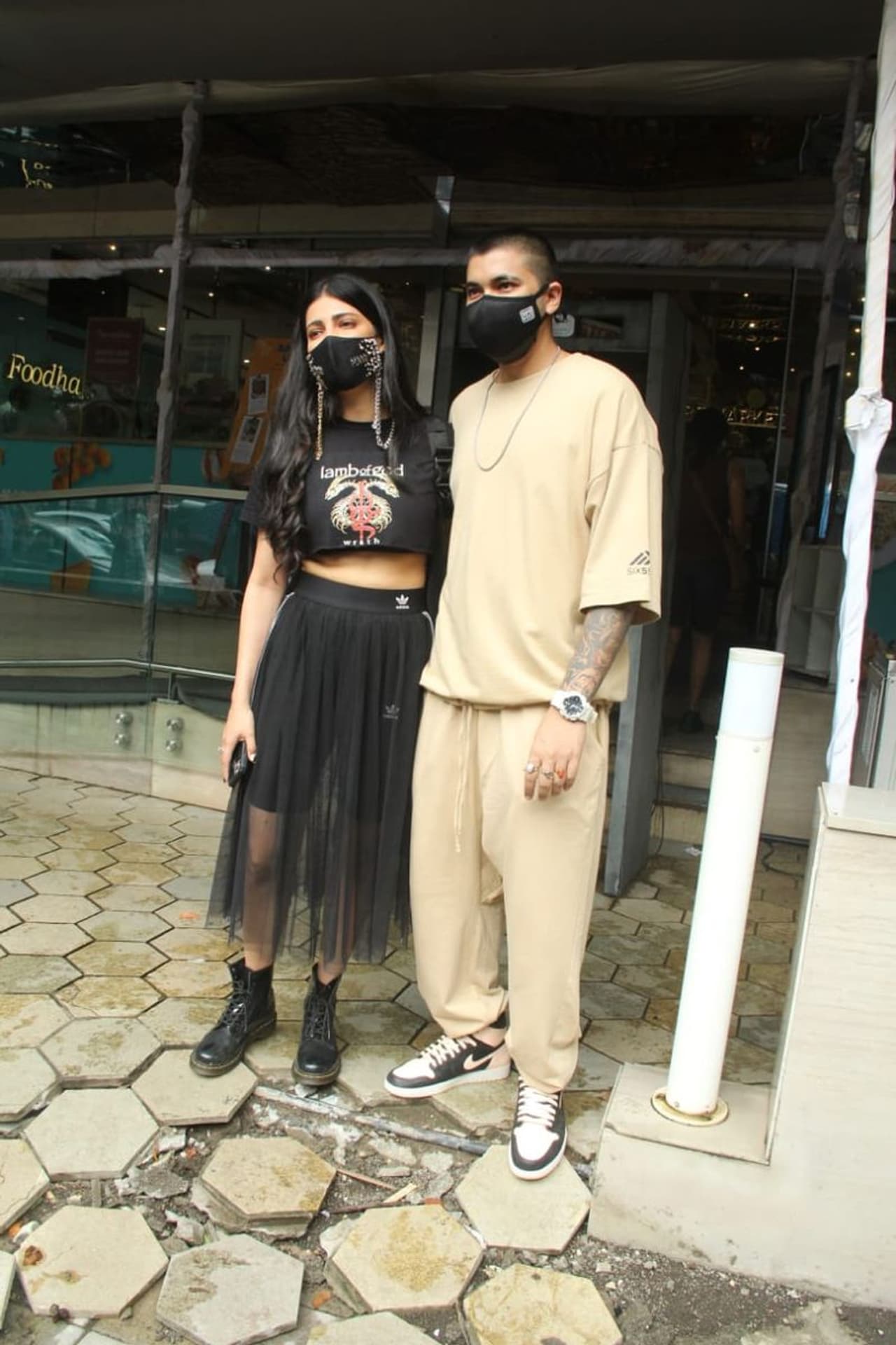 <p>சினிமாவில் மீண்டும் பிஸியாகியுள்ள ஸ்ருதிஹாசன் தற்போது சாந்தனு என்பவரை காதலித்து வருகிறார். அவ்வப்போது இருவரும் எடுத்துக்கொள்ளும் புகைப்படங்களும் சமூக வலைத்தளங்களில் வைரலாகிறது.</p> <p>சினிமாவில் மீண்டும் பிஸியாகியுள்ள ஸ்ருதிஹாசன் தற்போது சாந்தனு என்பவரை காதலித்து வருகிறார். அவ்வப்போது இருவரும் எடுத்துக்கொள்ளும் புகைப்படங்களும் சமூக வலைத்தளங்களில் வைரலாகிறது.</p>