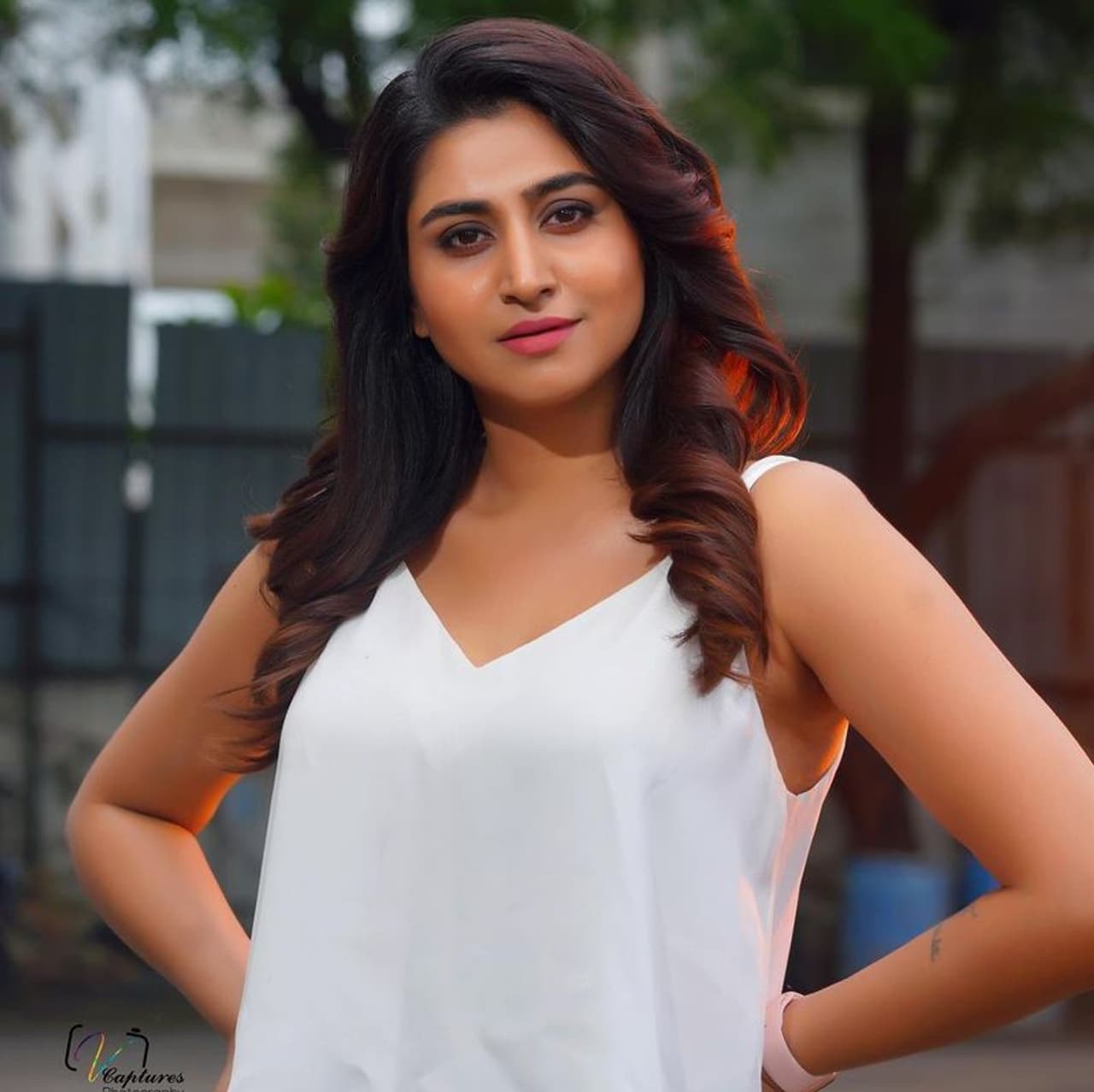 వర్షిణి యాంకర్గా ఎంతగా పాపులర్ అయ్యిందో తెలిసిందే. టాప్ యాంకర్స్ సుమ, అనసూయ, రష్మీ, శ్రీముఖిల సరసన చేరింది. తనకంటూ స్పెషాలిటీతో దూసుకుపోతుంది. వర్షిణి యాంకర్గా ఎంతగా పాపులర్ అయ్యిందో తెలిసిందే. టాప్ యాంకర్స్ సుమ, అనసూయ, రష్మీ, శ్రీముఖిల సరసన చేరింది. తనకంటూ స్పెషాలిటీతో దూసుకుపోతుంది.