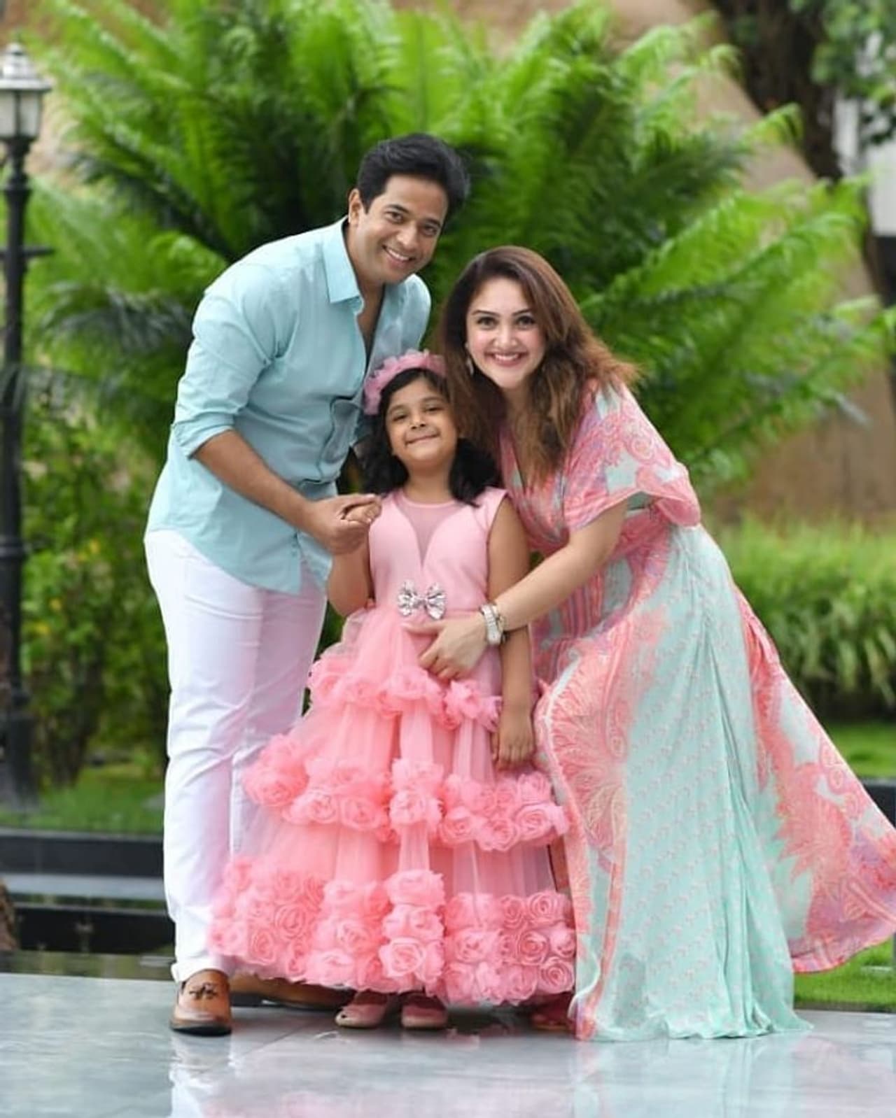 ఇక ప్రభాస్ డెబ్యూ మూవీ ఈశ్వర్ మూవీతో హీరోయిన్ గా మారారు. ఇన్నోసెంట్, కాలేజ్ గర్ల్ గా శ్రీదేవి ఫస్ట్ మూవీతోనే ఆకట్టుకున్నారు. శ్రీదేవి లుక్స్ చూసి టాలీవుడ్ ప్రేక్షకులు ఫిదా కావడం జరిగింది. ఈశ్వర్ హిట్ టాక్ తెచ్చుకుంది. ఇక ప్రభాస్ డెబ్యూ మూవీ ఈశ్వర్ మూవీతో హీరోయిన్ గా మారారు. ఇన్నోసెంట్, కాలేజ్ గర్ల్ గా శ్రీదేవి ఫస్ట్ మూవీతోనే ఆకట్టుకున్నారు. శ్రీదేవి లుక్స్ చూసి టాలీవుడ్ ప్రేక్షకులు ఫిదా కావడం జరిగింది. ఈశ్వర్ హిట్ టాక్ తెచ్చుకుంది.