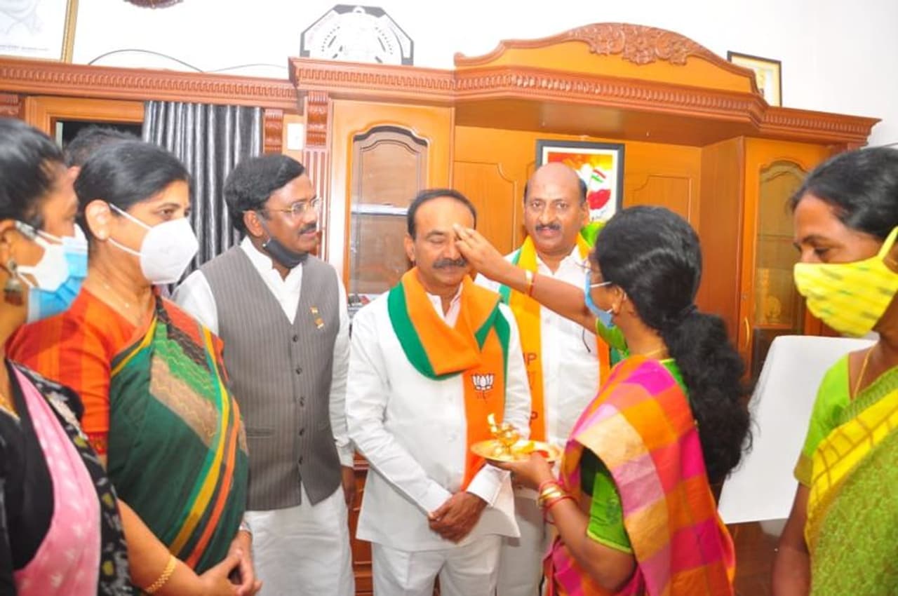 హుజురాబాద్: మాజీ మంత్రి, బిజెపి నాయకులు ఈటల రాజేందర్ ప్రజా దీవెన యాత్ర ఇవాళ్టి(సోమవారం) నుండి ప్రారంభమయ్యింది. హుజురాబాద్ ఉపఎన్నిక నేపథ్యంలో గెలుపే లక్ష్యంగా ఈటల పాదయాత్ర చేపట్టారు. కాబట్టి భర్తకు విజయతిలకం దిద్ది, హారతిచ్చి ప్రజా క్షేత్రంలోకి పంపించారు ఈటల జమున. హుజురాబాద్: మాజీ మంత్రి, బిజెపి నాయకులు ఈటల రాజేందర్ ప్రజా దీవెన యాత్ర ఇవాళ్టి(సోమవారం) నుండి ప్రారంభమయ్యింది. హుజురాబాద్ ఉపఎన్నిక నేపథ్యంలో గెలుపే లక్ష్యంగా ఈటల పాదయాత్ర చేపట్టారు. కాబట్టి భర్తకు విజయతిలకం దిద్ది, హారతిచ్చి ప్రజా క్షేత్రంలోకి పంపించారు ఈటల జమున.