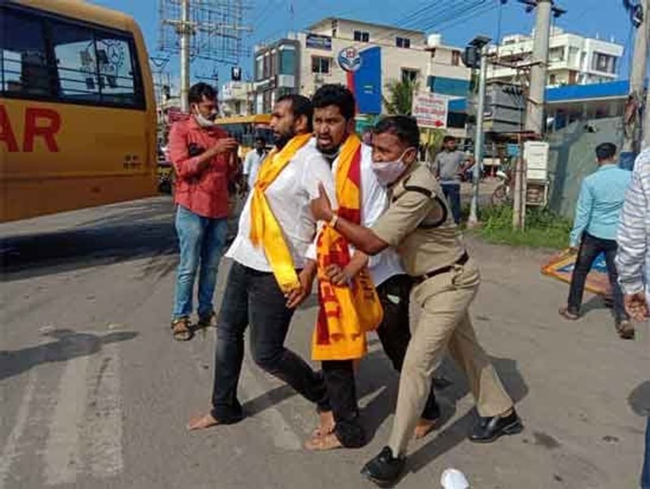 అమరావతి: ఆంధ్ర ప్రదేశ్ లో నిరుద్యోగ సమస్యలపై ప్రతిపక్ష తెలుగుదేశం పార్టీ అనుబంధ విద్యార్థిసంఘాలు నిరసనకు దిగాయి. ఇటీవల వైసిపి ప్రభుత్వం విడుదల చేసిన జాబ్ క్యాలెండర్ ను వ్యతిరేకిస్తూ టిడిపి జాతీయ ప్రధాన కార్యదర్శి నారా లోకేష్ పిలుపుమేరకు విద్యార్థిసంఘాలు సీఎం క్యాంప్ ఆఫీస్ ముట్టడికి ప్రయత్నించారు. దీంతో జగన్ నివాసం వద్ద ఉద్రిక్తత చోటుచేసుకుంది. అమరావతి: ఆంధ్ర ప్రదేశ్ లో నిరుద్యోగ సమస్యలపై ప్రతిపక్ష తెలుగుదేశం పార్టీ అనుబంధ విద్యార్థిసంఘాలు నిరసనకు దిగాయి. ఇటీవల వైసిపి ప్రభుత్వం విడుదల చేసిన జాబ్ క్యాలెండర్ ను వ్యతిరేకిస్తూ టిడిపి జాతీయ ప్రధాన కార్యదర్శి నారా లోకేష్ పిలుపుమేరకు విద్యార్థిసంఘాలు సీఎం క్యాంప్ ఆఫీస్ ముట్టడికి ప్రయత్నించారు. దీంతో జగన్ నివాసం వద్ద ఉద్రిక్తత చోటుచేసుకుంది.