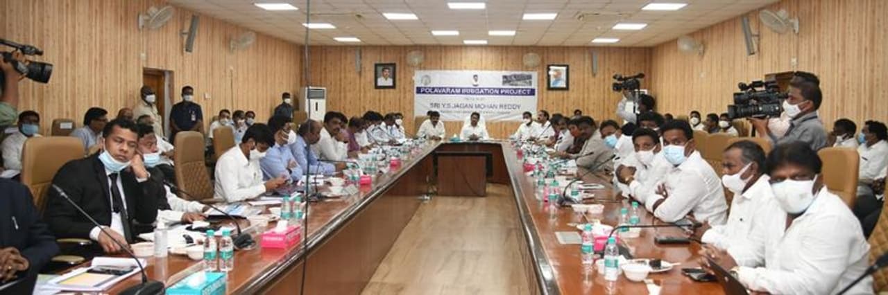 పోలవరం ఆర్ అండ్ ఆర్ పనులన్నీ పూర్తి నాణ్యతతో ఉండాలని సంబంధిత అధికారులను సీఎం జగన్ ఆదేశించారు. ఏదో కట్టాం కదా? అన్నట్టు పునరావాస కాలనీలు కట్టకూడదని... కచ్చితంగా నాణ్యత పాటించాలని సీఎం సూచించారు. మొత్తం 90 ఆవాసాల్లో ఈ ఆగస్టు నాటికి 48 ఆవాసాల నుంచి నిర్వాసితులను తరలించాలని లక్ష్యంగా పెట్టుకున్నట్టు సీఎంకు వివరించారు అధికారులు. పోలవరం ఆర్ అండ్ ఆర్ పనులన్నీ పూర్తి నాణ్యతతో ఉండాలని సంబంధిత అధికారులను సీఎం జగన్ ఆదేశించారు. ఏదో కట్టాం కదా? అన్నట్టు పునరావాస కాలనీలు కట్టకూడదని... కచ్చితంగా నాణ్యత పాటించాలని సీఎం సూచించారు. మొత్తం 90 ఆవాసాల్లో ఈ ఆగస్టు నాటికి 48 ఆవాసాల నుంచి నిర్వాసితులను తరలించాలని లక్ష్యంగా పెట్టుకున్నట్టు సీఎంకు వివరించారు అధికారులు.
