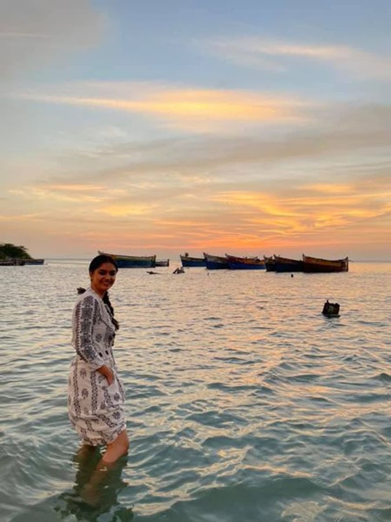 <p>தென்னிந்திய திரையுலகில் முன்னணி நடிகையாக கலக்கிக் கொண்டிருக்கும் கீர்த்தி சுரேஷ். தெலுங்கு மற்றும் தமிழ் என இரு மொழிகளிலும் வெளியான மகாநடி திரைப்படத்தில் நடிகை சாவித்திரியின் கதாபாத்திரத்தில் நடித்து ஒட்டுமொத்த திரையுலகையும் திரும்பிப் பார்க்க வைத்தார்.</p> <p>தென்னிந்திய திரையுலகில் முன்னணி நடிகையாக கலக்கிக் கொண்டிருக்கும் கீர்த்தி சுரேஷ். தெலுங்கு மற்றும் தமிழ் என இரு மொழிகளிலும் வெளியான மகாநடி திரைப்படத்தில் நடிகை சாவித்திரியின் கதாபாத்திரத்தில் நடித்து ஒட்டுமொத்த திரையுலகையும் திரும்பிப் பார்க்க வைத்தார்.</p>