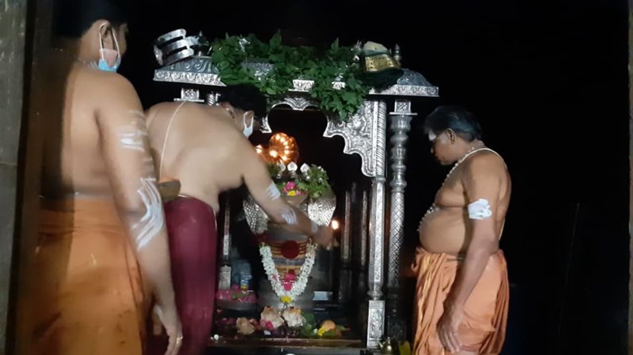 గుంటూరు: మంగళవారం తొలి ఏకాదశి సందర్భంగా రాష్ట్రవ్యాప్తంగా దేవాలయాలన్నీ భక్తులతో కిటకిటలాడుతున్నాయి. ఇలా గుంటూరు జిల్లాలోని కోటప్పకొండ ఆలయానికి భారీగా భక్తులు తరలివచ్చారు. త్రికూటాద్రి పర్వతంపై వెలిసిన త్రికూటేశ్వర స్వామికి ప్రత్యేక పూజ ద్రవ్యములతో అభిషేకాలు నిర్వహించారు. అభిషేక మండపంలో భక్తులు అధిక సంఖ్యలో పాల్గొని స్వామివారికి అభిషేకాలు నిర్వహించారు. గుంటూరు: మంగళవారం తొలి ఏకాదశి సందర్భంగా రాష్ట్రవ్యాప్తంగా దేవాలయాలన్నీ భక్తులతో కిటకిటలాడుతున్నాయి. ఇలా గుంటూరు జిల్లాలోని కోటప్పకొండ ఆలయానికి భారీగా భక్తులు తరలివచ్చారు. త్రికూటాద్రి పర్వతంపై వెలిసిన త్రికూటేశ్వర స్వామికి ప్రత్యేక పూజ ద్రవ్యములతో అభిషేకాలు నిర్వహించారు. అభిషేక మండపంలో భక్తులు అధిక సంఖ్యలో పాల్గొని స్వామివారికి అభిషేకాలు నిర్వహించారు.