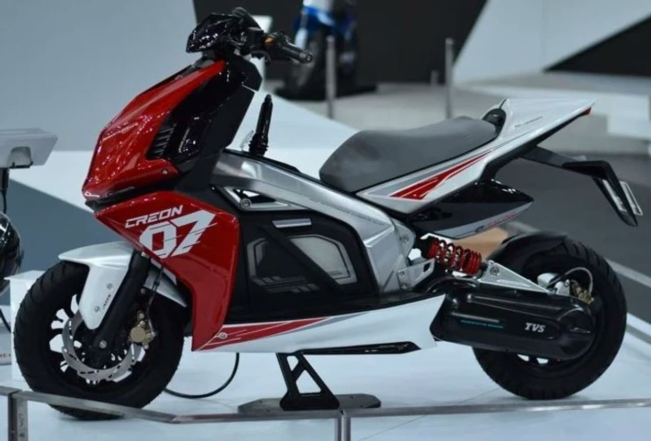 <p> ఈ ప్రీమియం ఎలక్ట్రిక్ స్కూటర్ క్రియాన్ కాన్సెప్ట్ ఆధారంగా ఉంటుందని కంపెనీ సూచించింది. ఇందులో చాలా ముఖ్యమైన విషయం ఏమిటంటే ఈ ఇ స్కూటర్లో కొత్త అధునాతన టెక్నాలజీ, కనెక్టివిటీ ఫీచర్లను అందించారు.</p> <p> ఈ ప్రీమియం ఎలక్ట్రిక్ స్కూటర్ క్రియాన్ కాన్సెప్ట్ ఆధారంగా ఉంటుందని కంపెనీ సూచించింది. ఇందులో చాలా ముఖ్యమైన విషయం ఏమిటంటే ఈ ఇ స్కూటర్లో కొత్త అధునాతన టెక్నాలజీ, కనెక్టివిటీ ఫీచర్లను అందించారు.</p>