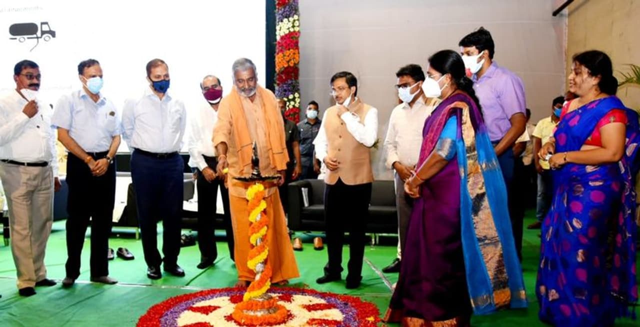 విజయవాడ: పర్యావరణ పరిరక్షణలో భాగంగా రాష్ట్రంను ఆకుపచ్చని ఆంధ్రప్రదేశ్గా తీర్చిదిద్దాలని ముఖ్యమంత్రి వైఎస్ జగన్ సంకల్పించారని రాష్ట్ర పంచాయతీరాజ్, గ్రామీణాభివృద్ది శాఖ మంత్రి పెద్దిరెడ్డి రామచంద్రారెడ్డి అన్నారు. విజయవాడలోని తుమ్మలపల్లి కళాక్షేత్రంలో మంగళవారం 'జగనన్న పచ్చతోరణం' పై ఏర్పాటు చేసిన రాష్ట్రస్థాయి వర్క్షాప్ కు ఆయన ముఖ్య అతిథిగా హాజరయ్యారు. ఈ సందర్బంగా జ్యోతి ప్రజ్వలన చేసి వర్క్షాప్ను ప్రారంభించారు. విజయవాడ: పర్యావరణ పరిరక్షణలో భాగంగా రాష్ట్రంను ఆకుపచ్చని ఆంధ్రప్రదేశ్గా తీర్చిదిద్దాలని ముఖ్యమంత్రి వైఎస్ జగన్ సంకల్పించారని రాష్ట్ర పంచాయతీరాజ్, గ్రామీణాభివృద్ది శాఖ మంత్రి పెద్దిరెడ్డి రామచంద్రారెడ్డి అన్నారు. విజయవాడలోని తుమ్మలపల్లి కళాక్షేత్రంలో మంగళవారం 'జగనన్న పచ్చతోరణం' పై ఏర్పాటు చేసిన రాష్ట్రస్థాయి వర్క్షాప్ కు ఆయన ముఖ్య అతిథిగా హాజరయ్యారు. ఈ సందర్బంగా జ్యోతి ప్రజ్వలన చేసి వర్క్షాప్ను ప్రారంభించారు.