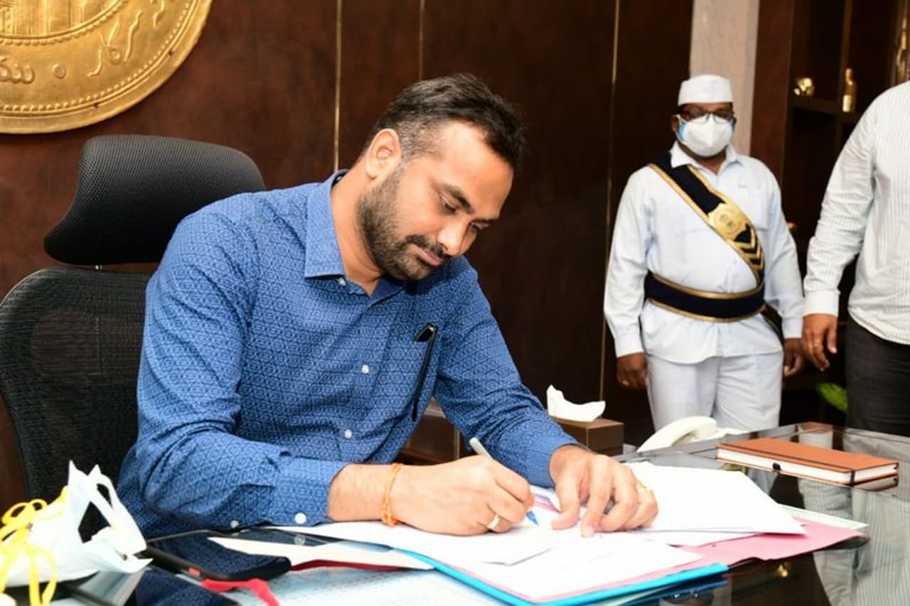 కరీంనగర్: హుజురాబాద్ ఉపఎన్నికల వేళ తెలంగాణ ప్రభుత్వం కీలక నిర్ణయం తీసుకుంది. జిల్లా కలెక్టర్ శశాంకను ఆ భాధ్యతల నుండి తప్పించి ఖమ్మం జిల్లా కలెక్టర్ ఆర్ వి కర్ణన్ కు ఆ బాధ్యతలు అప్పగించింది. శశాంకను జీఏడీలో రిపోర్ట్ చేయాల్సిందిగా సీఎస్ సోమేష్ కుమార్ ఆదేశాలు జారీ చేశారు. కరీంనగర్: హుజురాబాద్ ఉపఎన్నికల వేళ తెలంగాణ ప్రభుత్వం కీలక నిర్ణయం తీసుకుంది. జిల్లా కలెక్టర్ శశాంకను ఆ భాధ్యతల నుండి తప్పించి ఖమ్మం జిల్లా కలెక్టర్ ఆర్ వి కర్ణన్ కు ఆ బాధ్యతలు అప్పగించింది. శశాంకను జీఏడీలో రిపోర్ట్ చేయాల్సిందిగా సీఎస్ సోమేష్ కుమార్ ఆదేశాలు జారీ చేశారు.