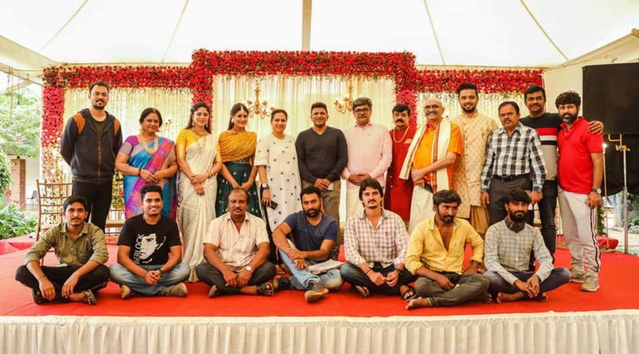 <p>ಕೊನೆಯ ದಿನದ ಚಿತ್ರೀಕರಣದಲ್ಲಿ ಪಾಲ್ಗೊಂಡ ಪವರ್ ಸ್ಟಾರ್ ಚಿತ್ರತಂಡಕ್ಕೆ ಶುಭ ಕೋರಿದರು. </p> <p>ಕೊನೆಯ ದಿನದ ಚಿತ್ರೀಕರಣದಲ್ಲಿ ಪಾಲ್ಗೊಂಡ ಪವರ್ ಸ್ಟಾರ್ ಚಿತ್ರತಂಡಕ್ಕೆ ಶುಭ ಕೋರಿದರು. </p>