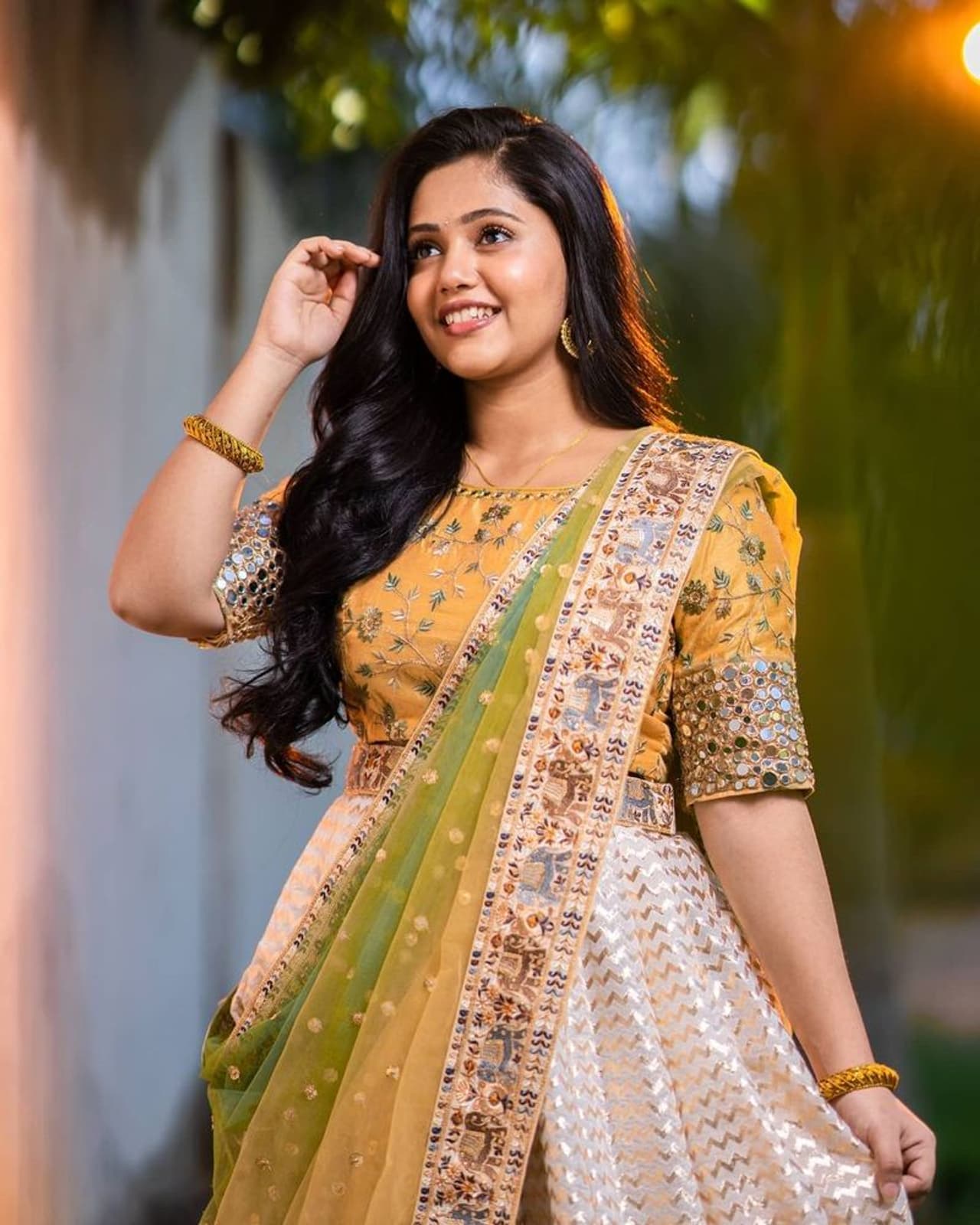 టాలెంటెడ్ డైరెక్టర్ చంద్ర శేఖర్ ఏలేటి దర్శకత్వంలో తెరకెక్కిన అనుకోకుండా ఒకరోజు మూవీతో అన్ని, వెండి తెరకు పరిచయం అయ్యింది. జగపతి బాబు, ఛార్మి ప్రధాన పాత్రలలో తెరకెక్కిన ఈ క్రైమ్ థ్రిల్లర్ లో ట్యూషన్ గర్ల్ గా అన్ని కనిపించారు.