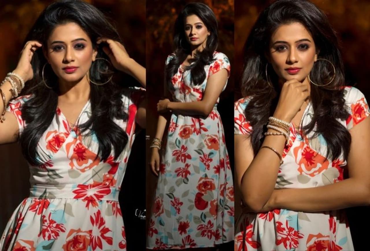 <p style="text align: justify;">தமிழ், தெலுங்கு, கன்னடம், இந்தி, மலையாளம் என பல்வேறு மொழிகளில் நடித்து முன்னனி நடிகையாக பிரபலமானவர் பிரியாமணி. 2007ம் ஆண்டு பருத்திவீரன் படத்தில் முத்தழகு கதாபாத்திரத்தில் நடித்ததற்காக தேசிய விருது பெற்றவர். <br /> </p> <p style="text align: justify;">தமிழ், தெலுங்கு, கன்னடம், இந்தி, மலையாளம் என பல்வேறு மொழிகளில் நடித்து முன்னனி நடிகையாக பிரபலமானவர் பிரியாமணி. 2007ம் ஆண்டு பருத்திவீரன் படத்தில் முத்தழகு கதாபாத்திரத்தில் நடித்ததற்காக தேசிய விருது பெற்றவர். <br /> </p>