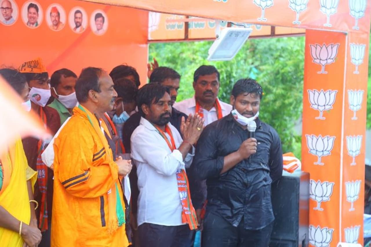 కరీంనగర్: తాను వాస్తవంగా ఎమ్మెల్యే పదవికి రాజీనామా చేయలేదు... టీఆర్ఎస్ అదిష్టానమే రాజీనామా చేయమని అడిగితే చేసానని మాజీ మంత్రి, బిజెపి నాయకుడు ఈటల రాజేందర్ తెలిపారు. టీఆర్ఎస్ పార్టీని కూడా తాను విడిచిపెట్టలేదు... విడిచేలా చేశారని పేర్కొన్నారు. సీఎం కేసీఆర్ అయిన వాళ్లకు ఆకుల్లో, కాని వాళ్లను కంచాల్లో పెడతాడని ఈటల పేర్కొన్నారు. కరీంనగర్: తాను వాస్తవంగా ఎమ్మెల్యే పదవికి రాజీనామా చేయలేదు... టీఆర్ఎస్ అదిష్టానమే రాజీనామా చేయమని అడిగితే చేసానని మాజీ మంత్రి, బిజెపి నాయకుడు ఈటల రాజేందర్ తెలిపారు. టీఆర్ఎస్ పార్టీని కూడా తాను విడిచిపెట్టలేదు... విడిచేలా చేశారని పేర్కొన్నారు. సీఎం కేసీఆర్ అయిన వాళ్లకు ఆకుల్లో, కాని వాళ్లను కంచాల్లో పెడతాడని ఈటల పేర్కొన్నారు.