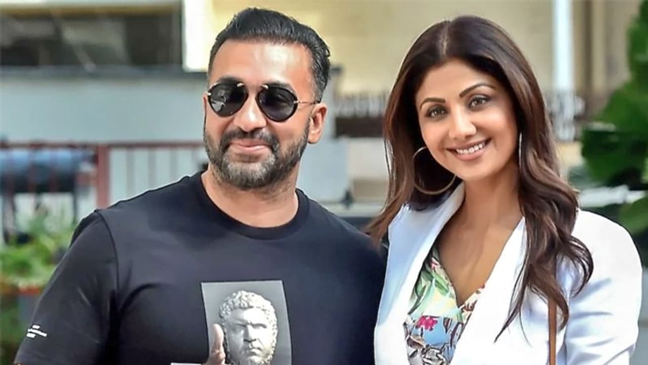 <p>ಕಳೆದ ಕೆಲವು ದಿನಗಳಿಂದ, ಶಿಲ್ಪಾ ಶೆಟ್ಟಿಯ ಪತಿ ರಾಜ್ ಕುಂದ್ರಾ ಅವರು ಭಾರತದಲ್ಲಿ ಪ್ರೋನೊಗ್ರಾಫಿಕ್ ವಿಷಯ ನಿರ್ಮಾಣ ಪ್ರಕರಣವೊಂದರಲ್ಲಿ ಭಾಗಿಯಾಗಿದ್ದಾರೆಂದು ಆರೋಪಿಸಲಾಗಿದೆ.</p> <p>ಕಳೆದ ಕೆಲವು ದಿನಗಳಿಂದ, ಶಿಲ್ಪಾ ಶೆಟ್ಟಿಯ ಪತಿ ರಾಜ್ ಕುಂದ್ರಾ ಅವರು ಭಾರತದಲ್ಲಿ ಪ್ರೋನೊಗ್ರಾಫಿಕ್ ವಿಷಯ ನಿರ್ಮಾಣ ಪ್ರಕರಣವೊಂದರಲ್ಲಿ ಭಾಗಿಯಾಗಿದ್ದಾರೆಂದು ಆರೋಪಿಸಲಾಗಿದೆ.</p>