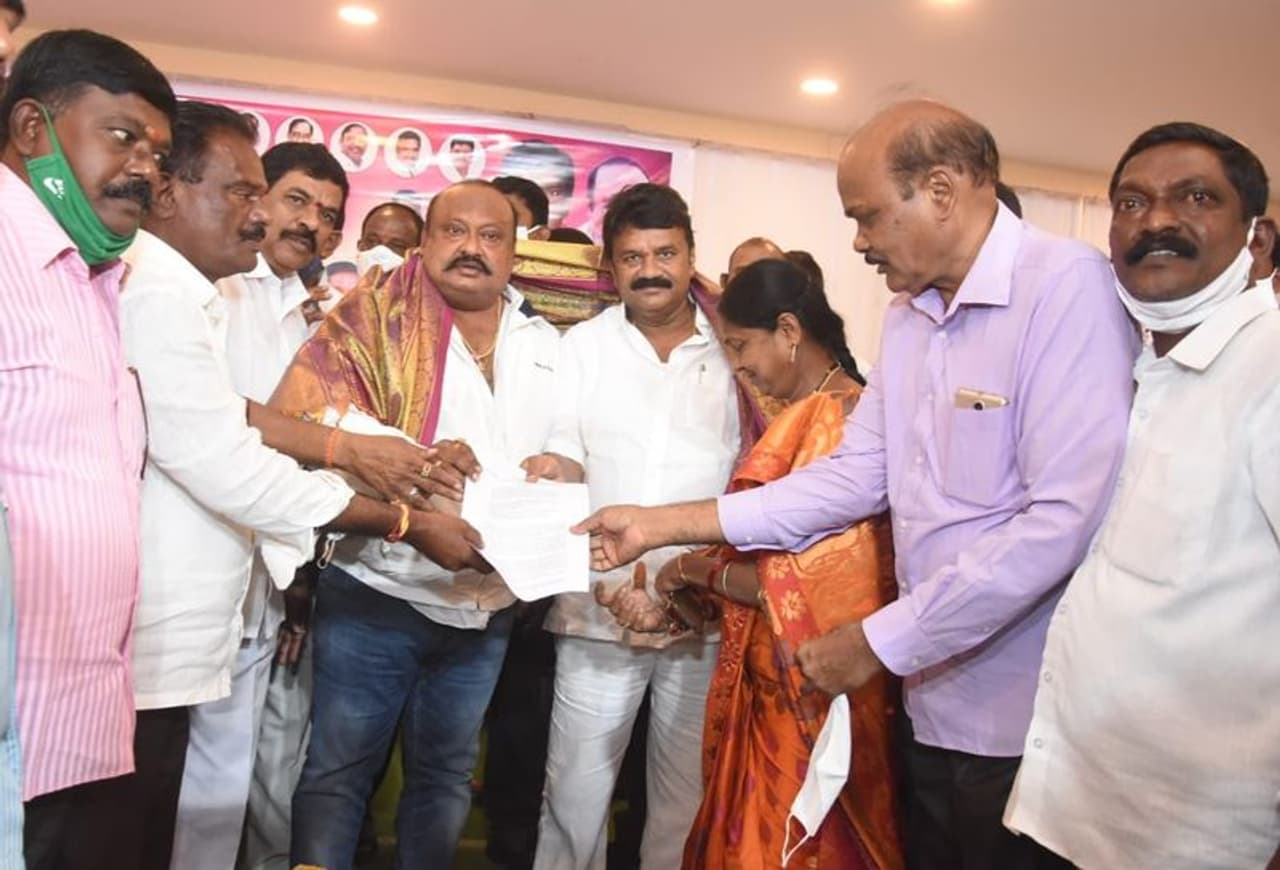 హుజురాబాద్ : రాష్ట్రంలోని అన్ని ప్రాంతాల్లో బిసిలకు ఆత్మగౌరవ ప్రతీకలుగా కులసంఘాల భవనాలు, కమ్యూనిటీ హాళ్లు నిర్మించామని, కొన్ని చోట్ల నిర్మిణాలు కొనసాగుతున్నాయని, సీఎం కేసీఆర్ ఆధ్వర్యంలో వెనుకబడిన వర్గాలు ఆత్మగౌరవంతో బతుకుతున్నామన్నారు రాష్ట్ర బిసి సంక్షేమ, పౌరసరఫరాల శాఖ మంత్రి గంగుల కమలాకర్. హుజురాబాద్ : రాష్ట్రంలోని అన్ని ప్రాంతాల్లో బిసిలకు ఆత్మగౌరవ ప్రతీకలుగా కులసంఘాల భవనాలు, కమ్యూనిటీ హాళ్లు నిర్మించామని, కొన్ని చోట్ల నిర్మిణాలు కొనసాగుతున్నాయని, సీఎం కేసీఆర్ ఆధ్వర్యంలో వెనుకబడిన వర్గాలు ఆత్మగౌరవంతో బతుకుతున్నామన్నారు రాష్ట్ర బిసి సంక్షేమ, పౌరసరఫరాల శాఖ మంత్రి గంగుల కమలాకర్.