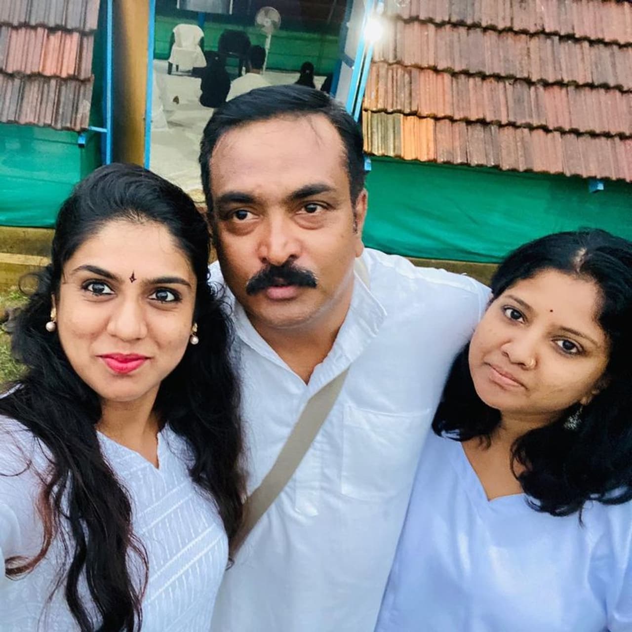 <p>ಇನ್‍ಸ್ಟಾಗ್ರಾಂನಲ್ಲಿ ಓಶೋ ಧ್ಯಾನ ಮಂದಿರದಲ್ಲಿನ ಫೋಟೋ ಮತ್ತು ನೃತ್ಯ ಮಾಡಿದ ವೀಡಿಯೋಗಳನ್ನು ಶೇರ್ ಮಾಡಿಕೊಂಡಿದ್ದರಿಂದ ನಟಿ ಸನ್ಯಾಸ ಸ್ವೀಕರಿಸಿದ್ದಾರೆ ಎನ್ನಲಾಗಿತ್ತು.</p>