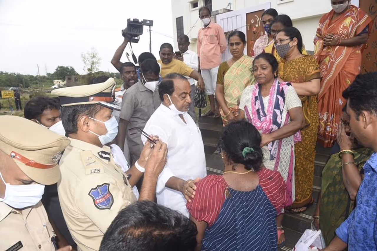 నిర్మల్: తెలంగాణ వ్యాప్తంగా గత రెండు రోజులుగా భారీ వర్షాలు కురుస్తున్నాయి. నిర్మల్ పట్టణంలో రికార్డు స్థాయిలో వర్షపాతం నమోదయ్యింది. దీంతో పట్టణంలోని అనేక కాలనీలు ముంపుకు గురయ్యాయి. ఇలా ముంపుకు గురయిన ప్రాంతాల్లో మంత్రి ఇంద్రకరణ్ రెడ్డి పర్యటించారు. నిర్మల్: తెలంగాణ వ్యాప్తంగా గత రెండు రోజులుగా భారీ వర్షాలు కురుస్తున్నాయి. నిర్మల్ పట్టణంలో రికార్డు స్థాయిలో వర్షపాతం నమోదయ్యింది. దీంతో పట్టణంలోని అనేక కాలనీలు ముంపుకు గురయ్యాయి. ఇలా ముంపుకు గురయిన ప్రాంతాల్లో మంత్రి ఇంద్రకరణ్ రెడ్డి పర్యటించారు.