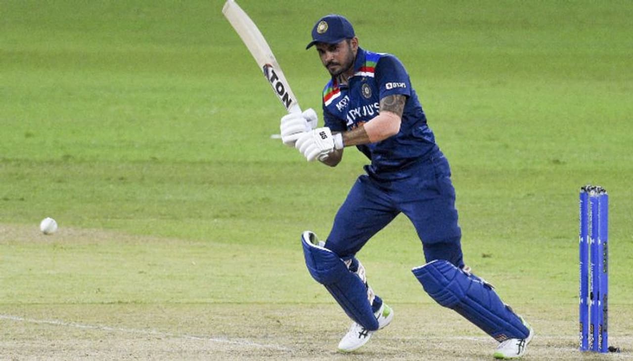 <p>తొలి వన్డేలో 40 బంతుల్లో ఓ ఫోర్, ఓ సిక్సర్తో 26 పరుగులు చేసిన మనీశ్ పాండే, రెండో వన్డేలో మాత్రం 31 బంతుల్లో 37 పరుగులు చేసి మంచి టచ్లో కనిపించాడు. అయితే దురదృష్టవశాత్తు రనౌట్ అయిన మనీశ్ పాండే, మూడో వన్డేలో 19 బంతుల్లో 11 పరుగులే చేసి అవుట్ అయ్యాడు.</p> <p>తొలి వన్డేలో 40 బంతుల్లో ఓ ఫోర్, ఓ సిక్సర్తో 26 పరుగులు చేసిన మనీశ్ పాండే, రెండో వన్డేలో మాత్రం 31 బంతుల్లో 37 పరుగులు చేసి మంచి టచ్లో కనిపించాడు. అయితే దురదృష్టవశాత్తు రనౌట్ అయిన మనీశ్ పాండే, మూడో వన్డేలో 19 బంతుల్లో 11 పరుగులే చేసి అవుట్ అయ్యాడు.</p>