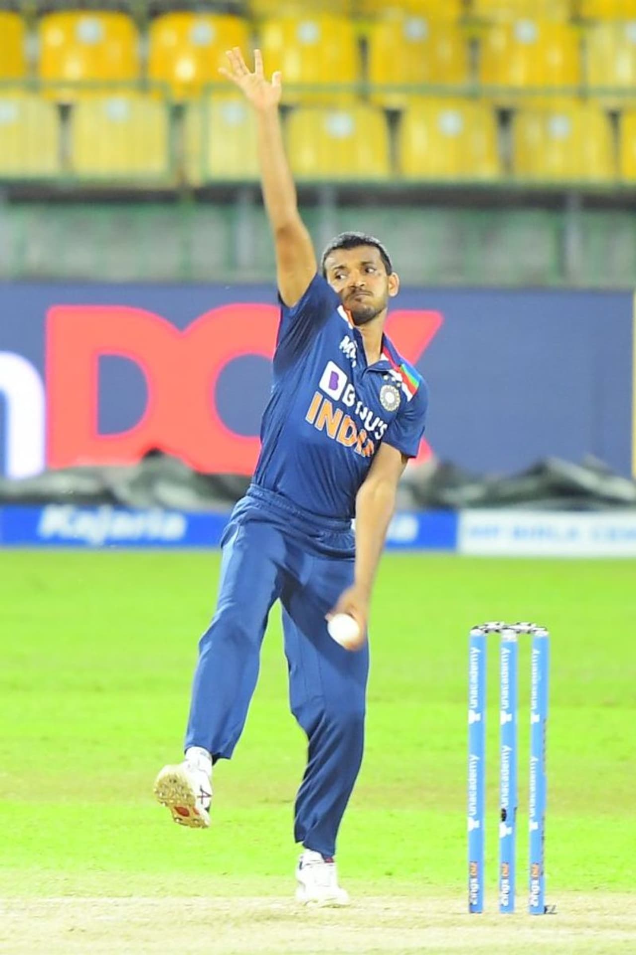 <p>17 బంతుల్లో 7 పరుగులు చేసిన మినోద్ భనుక అవుట్ కావడంతో 35 పరుగుల వద్ద తొలి వికెట్ కోల్పోయింది శ్రీలంక. </p> <p>17 బంతుల్లో 7 పరుగులు చేసిన మినోద్ భనుక అవుట్ కావడంతో 35 పరుగుల వద్ద తొలి వికెట్ కోల్పోయింది శ్రీలంక. </p>