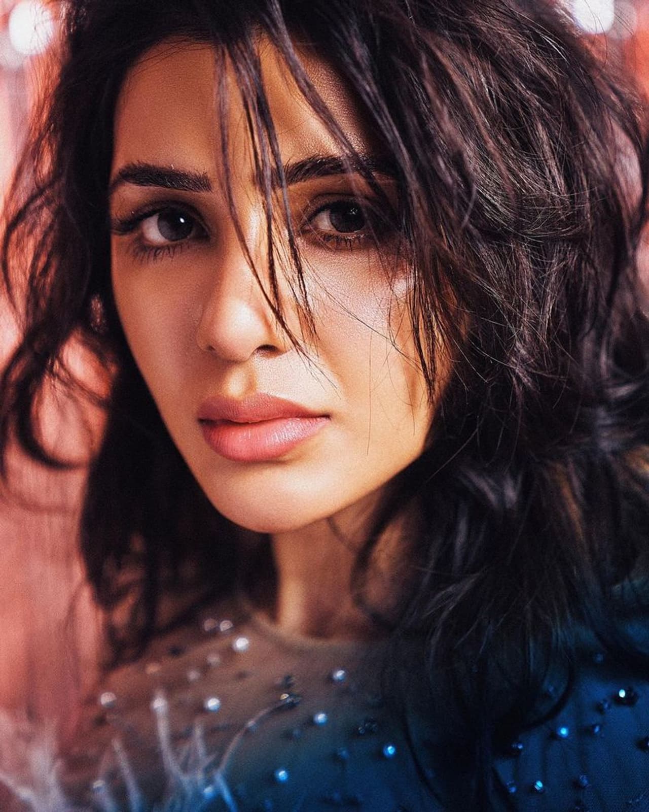 ది ఫ్యామిలీ మాన్ 2 వెబ్ సిరీస్ తో డిజిటల్ ఎంట్రీ ఇచ్చిన సమంత అక్కడ కూడా తనకు తిరుగులేదని నిరూపించుకున్నారు. సమంత తమిళ్ రెబల్ గా నటించిన ఫ్యామిలీ మాన్ 2 ప్రైమ్ లో విడుదలై సూపర్ హిట్ టాక్ సొంతం చేసుకుంది. ది ఫ్యామిలీ మాన్ 2 వెబ్ సిరీస్ తో డిజిటల్ ఎంట్రీ ఇచ్చిన సమంత అక్కడ కూడా తనకు తిరుగులేదని నిరూపించుకున్నారు. సమంత తమిళ్ రెబల్ గా నటించిన ఫ్యామిలీ మాన్ 2 ప్రైమ్ లో విడుదలై సూపర్ హిట్ టాక్ సొంతం చేసుకుంది.