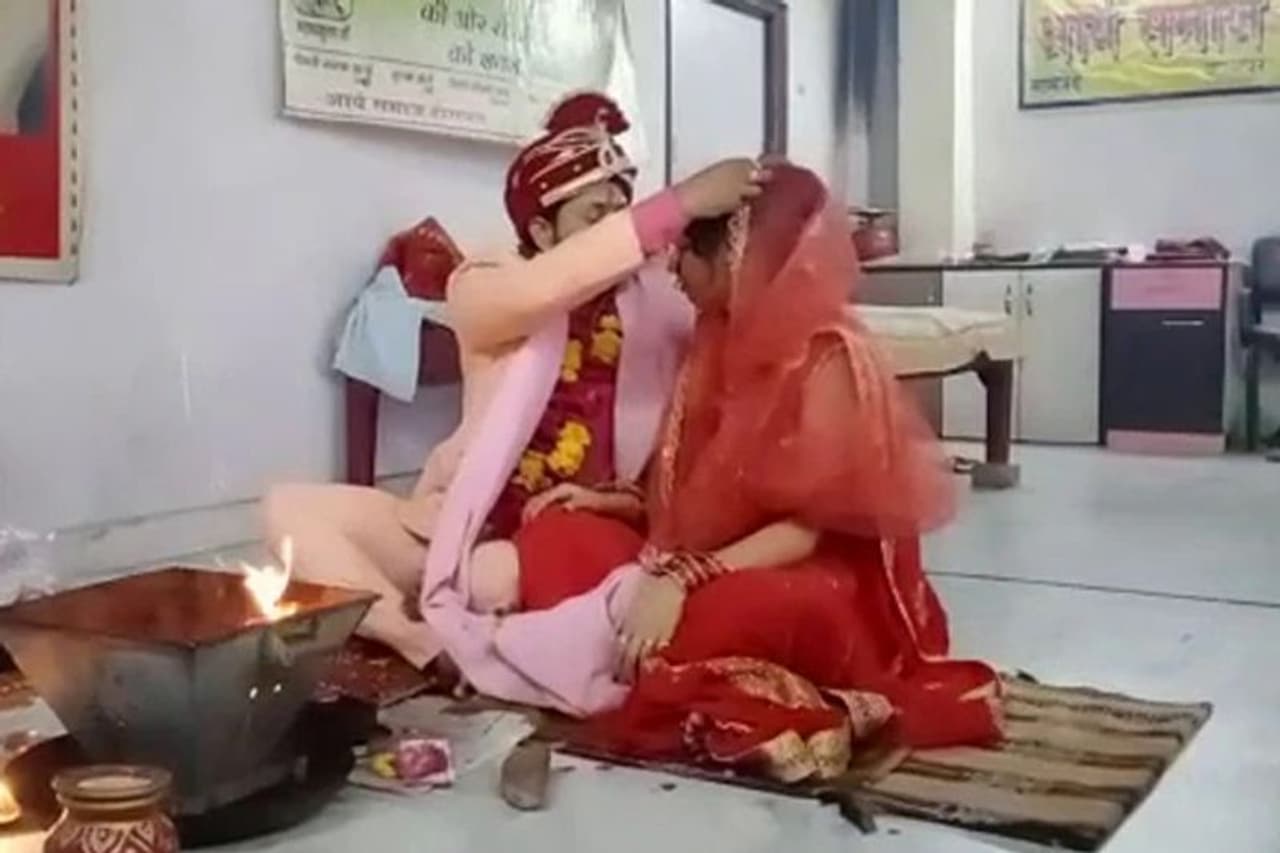 ವಾಸ್ತವವಾಗಿ, ಈ ಪ್ರಕರಣ ಕಾನ್ಪುರ ಜಿಲ್ಲೆಯ ಬಾಬುಪುರ್ವಾದಲ್ಲಿ ನಡೆದಿದೆ. ಇಲ್ಲಿನ ನಿವಾಸಿ ಅಮಿತ್ ಶರ್ಮಾ ಹಾಗೂ ಗೋವಿಂದ್ ನಗರ ನಿವಾಸಿ ರುಚಿ ವರ್ಮಾ ಜೊತೆ ಸಂಬಂಧವಿತ್ತು. ಇಬ್ಬರೂ ಪರಸ್ಪರ ಪ್ರೀತಿಸಿ ಮದುವೆಯಾಗಲು ಬಯಸಿದ್ದರು. ಮಕ್ಕಳ ಸಂತೋಷಕ್ಕಾಗಿ, ಎರಡೂ ಕುಟುಂಬಗಳ ಈ ಮದುವೆಗೆ ಒಪ್ಪಿದ್ದವು. 2020 ರ ಜೂನ್ 4 ರಂದು ಆರ್ಯಸಮಾಜ್ ದೇವಸ್ಥಾನದಲ್ಲಿ ಇವರ ವಿವಾಹವಾತ್ಯ ಕೊರೋನಾ ಕಾಲದಿಂದಾಗಿ, ಈ ಮದುವೆ ದೇವಾಲಯದಲ್ಲಿ ನಡೆಯಿತು. ಅಲ್ಲಿ ಆರ್ಯ ಸಮಾಜ ಸಂಸ್ಥೆಯಿಂದ ಮದುವೆ ಪ್ರಮಾಣಪತ್ರವನ್ನೂ ನೀಡಲಾಯಿತು. ವಾಸ್ತವವಾಗಿ, ಈ ಪ್ರಕರಣ ಕಾನ್ಪುರ ಜಿಲ್ಲೆಯ ಬಾಬುಪುರ್ವಾದಲ್ಲಿ ನಡೆದಿದೆ. ಇಲ್ಲಿನ ನಿವಾಸಿ ಅಮಿತ್ ಶರ್ಮಾ ಹಾಗೂ ಗೋವಿಂದ್ ನಗರ ನಿವಾಸಿ ರುಚಿ ವರ್ಮಾ ಜೊತೆ ಸಂಬಂಧವಿತ್ತು. ಇಬ್ಬರೂ ಪರಸ್ಪರ ಪ್ರೀತಿಸಿ ಮದುವೆಯಾಗಲು ಬಯಸಿದ್ದರು. ಮಕ್ಕಳ ಸಂತೋಷಕ್ಕಾಗಿ, ಎರಡೂ ಕುಟುಂಬಗಳ ಈ ಮದುವೆಗೆ ಒಪ್ಪಿದ್ದವು. 2020 ರ ಜೂನ್ 4 ರಂದು ಆರ್ಯಸಮಾಜ್ ದೇವಸ್ಥಾನದಲ್ಲಿ ಇವರ ವಿವಾಹವಾತ್ಯ ಕೊರೋನಾ ಕಾಲದಿಂದಾಗಿ, ಈ ಮದುವೆ ದೇವಾಲಯದಲ್ಲಿ ನಡೆಯಿತು. ಅಲ್ಲಿ ಆರ್ಯ ಸಮಾಜ ಸಂಸ್ಥೆಯಿಂದ ಮದುವೆ ಪ್ರಮಾಣಪತ್ರವನ್ನೂ ನೀಡಲಾಯಿತು.