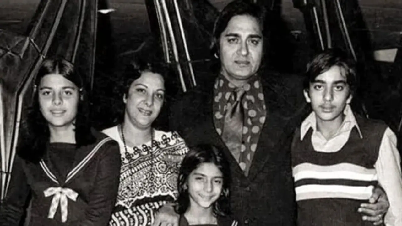 <p>ನರ್ಗಿಸ್ ಮತ್ತು ಸುನಿಲ್ ದತ್ ಅವರ ಪುತ್ರ ಸಂಜಯ್ ದತ್ ತಮ್ಮ ಬಾಲ್ಯವನ್ನು ತುಂಬಾ ಲಕ್ಷುರಿಯಸ್ ಆಗಿ ಕಳೆದರು. ಅವನ ಹೆತ್ತವರು ಅವನ ಪ್ರತಿಯೊಂದು ಸಣ್ಣ ಆಸೆಯನ್ನು ನಿಮಿಷಗಳಲ್ಲಿ ಪೂರೈಸುತ್ತಿದ್ದರು.<br /> </p> <p>ನರ್ಗಿಸ್ ಮತ್ತು ಸುನಿಲ್ ದತ್ ಅವರ ಪುತ್ರ ಸಂಜಯ್ ದತ್ ತಮ್ಮ ಬಾಲ್ಯವನ್ನು ತುಂಬಾ ಲಕ್ಷುರಿಯಸ್ ಆಗಿ ಕಳೆದರು. ಅವನ ಹೆತ್ತವರು ಅವನ ಪ್ರತಿಯೊಂದು ಸಣ್ಣ ಆಸೆಯನ್ನು ನಿಮಿಷಗಳಲ್ಲಿ ಪೂರೈಸುತ್ತಿದ್ದರು.<br /> </p>