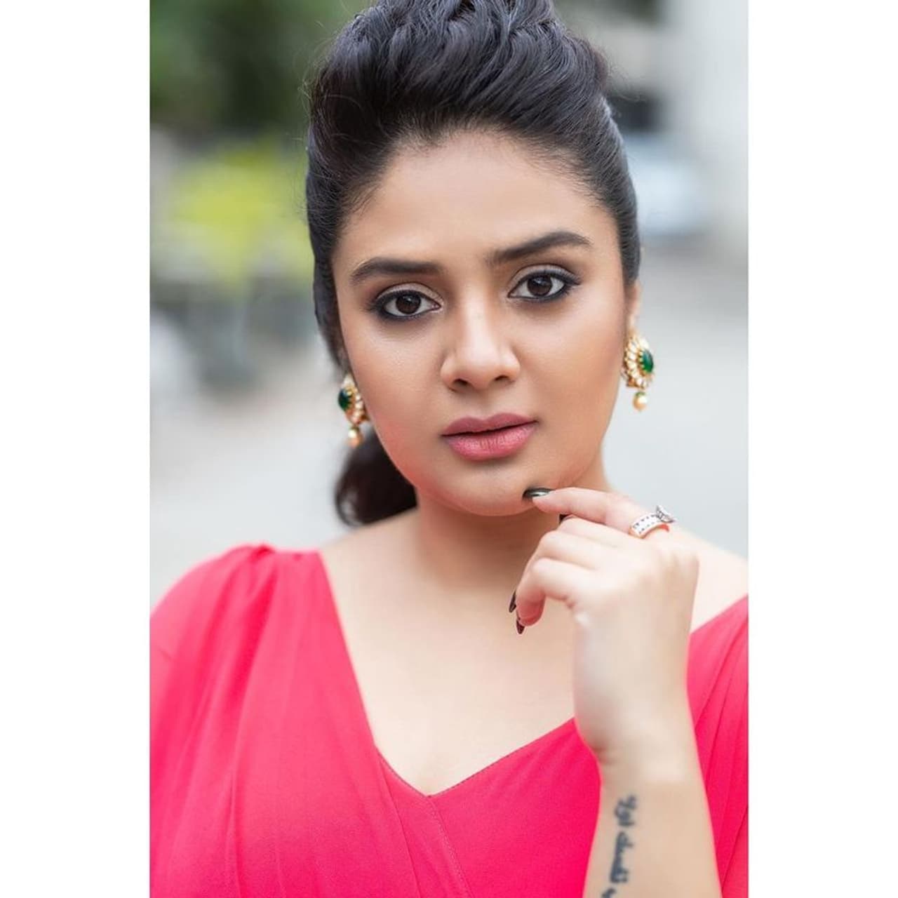 అనసూయ, రష్మీల తరువాత గ్లామరస్ యాంకర్ గా పేరు గాంచింది శ్రీముఖి. బుల్లితెరకు పరిచమైన అతితక్కువ కాలంలోనే ప్రేక్షకులలో ఫేమ్ తెచ్చుకుంది. అనసూయ, రష్మీల తరువాత గ్లామరస్ యాంకర్ గా పేరు గాంచింది శ్రీముఖి. బుల్లితెరకు పరిచమైన అతితక్కువ కాలంలోనే ప్రేక్షకులలో ఫేమ్ తెచ్చుకుంది.