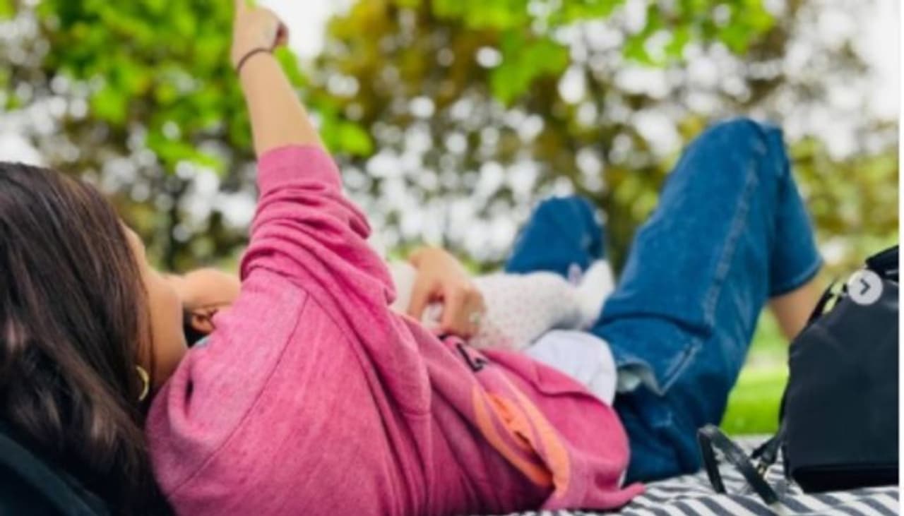 മകള് വാമിഖയുടെ ജനനത്തിന് ശേഷം കരിയറില് വീണ്ടും സജീവമാവുകയാണ് അനുഷ്ക ഇപ്പോള്. മകള് വാമിഖയുടെ ജനനത്തിന് ശേഷം കരിയറില് വീണ്ടും സജീവമാവുകയാണ് അനുഷ്ക ഇപ്പോള്.