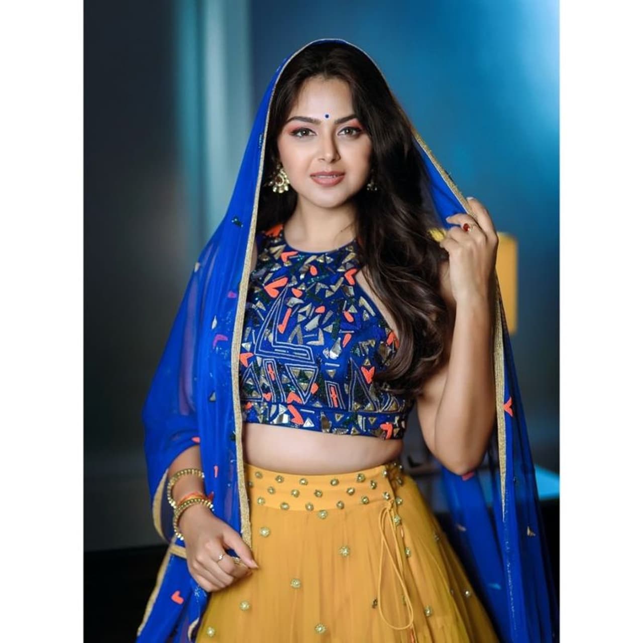 ఒకరికోసం మరొకరు అన్నట్లు వేరు హౌస్ లో ఉండేవారు. ప్రేమికుల మధ్య సాధారణంగా వచ్చే గొడవలు, ఏడుపులు, బుజ్జగింపులు, అలకలు వీరి మధ్య ఏర్పడేవి. ఒకరికోసం మరొకరు అన్నట్లు వేరు హౌస్ లో ఉండేవారు. ప్రేమికుల మధ్య సాధారణంగా వచ్చే గొడవలు, ఏడుపులు, బుజ్జగింపులు, అలకలు వీరి మధ్య ఏర్పడేవి.