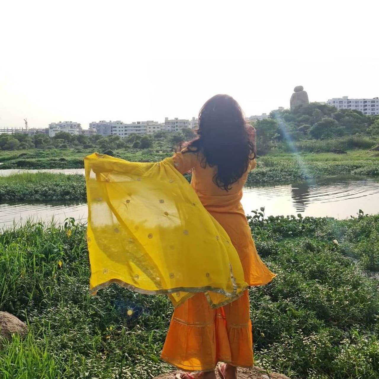 జనరల్గా సండే, వీకెండ్స్ లో అలా సీటీకి దూరంగా మంచి గ్రీనరీ లొకేషన్కి వెకేషన్గా వెళ్తుంటారు. వారాంతంలో సేద తీరి వస్తుంటారు. ఇది చాలా మంది చేసేదే. సెలబ్రిటీలు సైతం ఇలా కొన్ని సందర్భాల్లో వెళ్తుంటారు. జనరల్గా సండే, వీకెండ్స్ లో అలా సీటీకి దూరంగా మంచి గ్రీనరీ లొకేషన్కి వెకేషన్గా వెళ్తుంటారు. వారాంతంలో సేద తీరి వస్తుంటారు. ఇది చాలా మంది చేసేదే. సెలబ్రిటీలు సైతం ఇలా కొన్ని సందర్భాల్లో వెళ్తుంటారు.