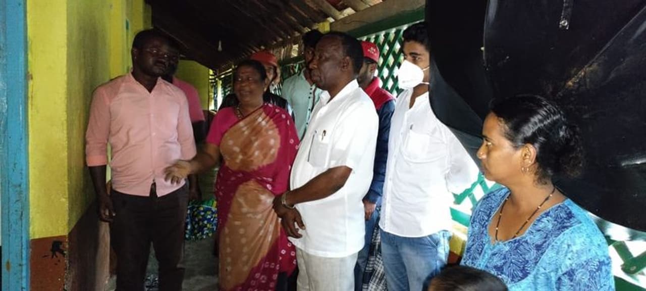 <p>ಉತ್ತರ ಕನ್ನಡ ಜಿಲ್ಲೆ ಯಲ್ಲಾಪುರ ತಾಲೂಕಿನಲ್ಲಿ ಮಳೆ ಅಪಾರ ಹಾನಿ ಮಾಡಿದೆ.</p> <p>ಉತ್ತರ ಕನ್ನಡ ಜಿಲ್ಲೆ ಯಲ್ಲಾಪುರ ತಾಲೂಕಿನಲ್ಲಿ ಮಳೆ ಅಪಾರ ಹಾನಿ ಮಾಡಿದೆ.</p>