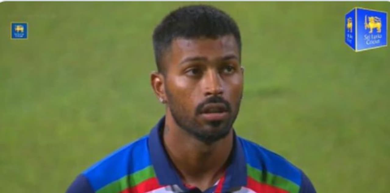 <p>శ్రీలంకతో జరిగిన రెండో వన్డేలో డకౌట్ అయిన హార్ధిక్ పాండ్యా, మూడో వన్డేలో 17 బంతుల్లో 3 ఫోర్లతో 19 పరుగులు చేసి పెవిలియన్ చేరాడు... బౌలింగ్లోనూ పెద్దగా ఆకట్టుకోలేకపోయాడు...</p> <p>శ్రీలంకతో జరిగిన రెండో వన్డేలో డకౌట్ అయిన హార్ధిక్ పాండ్యా, మూడో వన్డేలో 17 బంతుల్లో 3 ఫోర్లతో 19 పరుగులు చేసి పెవిలియన్ చేరాడు... బౌలింగ్లోనూ పెద్దగా ఆకట్టుకోలేకపోయాడు...</p>