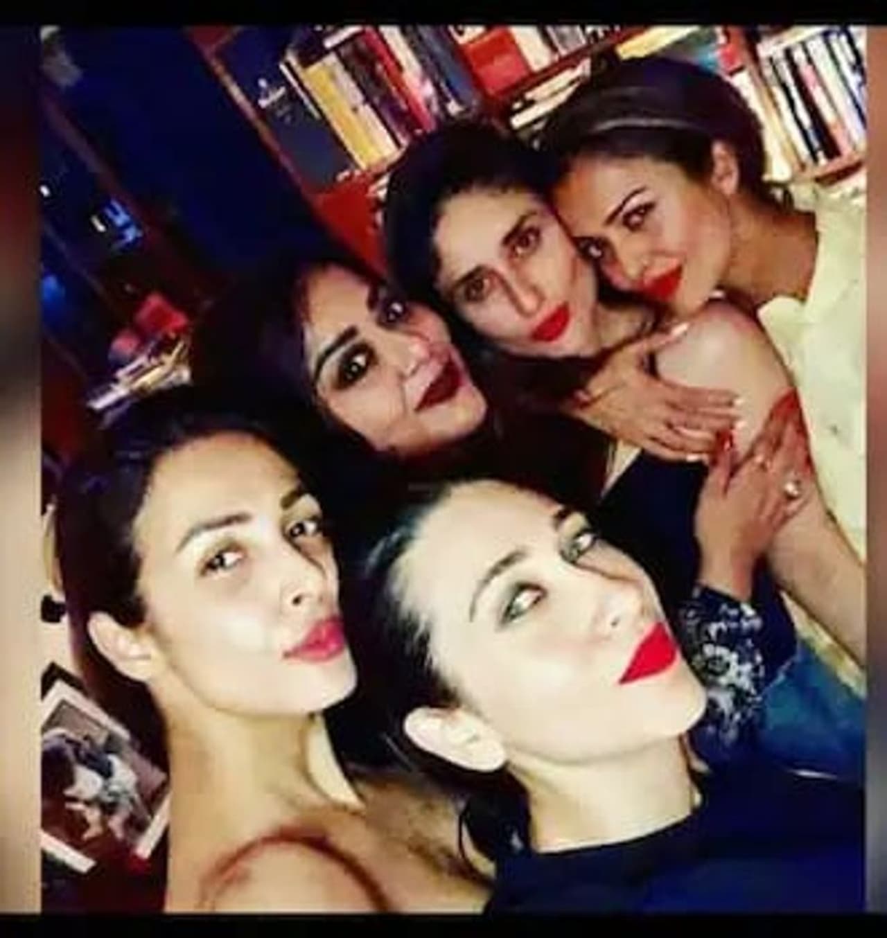 <p>ಈ ವರ್ಷದ ಫೆಬ್ರವರಿಯಲ್ಲಿ ಕರೀನಾ ಎರಡನೇ ಮಗನಿಗೆ ಜನ್ಮ ನೀಡಿದರು. ನಂತರ, ಕೆಲವು ತಿಂಗಳು ಮನೆಯಲ್ಲಿ ಕಾಲ ಕಳೆದ ಅವರು ಈಗ ಕೆಲಸಕ್ಕೆ ಮರಳಿದ್ದಾಳೆ. </p> <p>ಈ ವರ್ಷದ ಫೆಬ್ರವರಿಯಲ್ಲಿ ಕರೀನಾ ಎರಡನೇ ಮಗನಿಗೆ ಜನ್ಮ ನೀಡಿದರು. ನಂತರ, ಕೆಲವು ತಿಂಗಳು ಮನೆಯಲ್ಲಿ ಕಾಲ ಕಳೆದ ಅವರು ಈಗ ಕೆಲಸಕ್ಕೆ ಮರಳಿದ್ದಾಳೆ. </p>