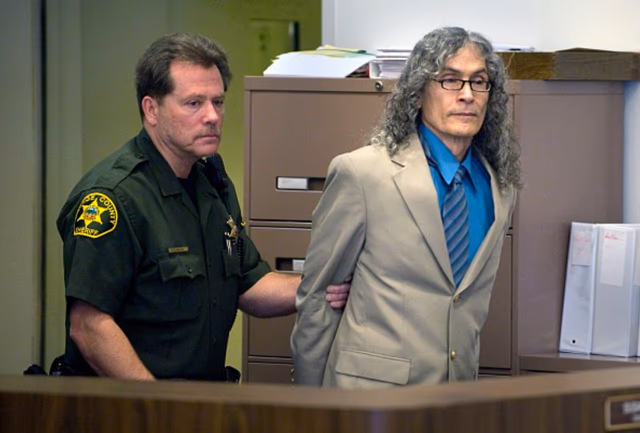 కాలిఫోర్నియాలో ఉరిశిక్ష కోసం ఎదురు చూస్తున్న.. ‘డేటింగ్ గేమ్ కిల్లర్’ గా ప్రసిద్ధి చెందిన ఓ హంతకుడు శనివారం మరణించినట్లు జైలు అధికారులు తెలిపారు. రోడ్నీ జేమ్స్ అల్కల (77) కాలిఫోర్నియాలోని శాన్ జోక్విన్ వ్యాలీలోని ఆస్పత్రిలో సహజ కారణాలతో మరణించినట్లు జైలు అధికారులు వెల్లడించారు. కాలిఫోర్నియాలో ఉరిశిక్ష కోసం ఎదురు చూస్తున్న.. ‘డేటింగ్ గేమ్ కిల్లర్’ గా ప్రసిద్ధి చెందిన ఓ హంతకుడు శనివారం మరణించినట్లు జైలు అధికారులు తెలిపారు. రోడ్నీ జేమ్స్ అల్కల (77) కాలిఫోర్నియాలోని శాన్ జోక్విన్ వ్యాలీలోని ఆస్పత్రిలో సహజ కారణాలతో మరణించినట్లు జైలు అధికారులు వెల్లడించారు.