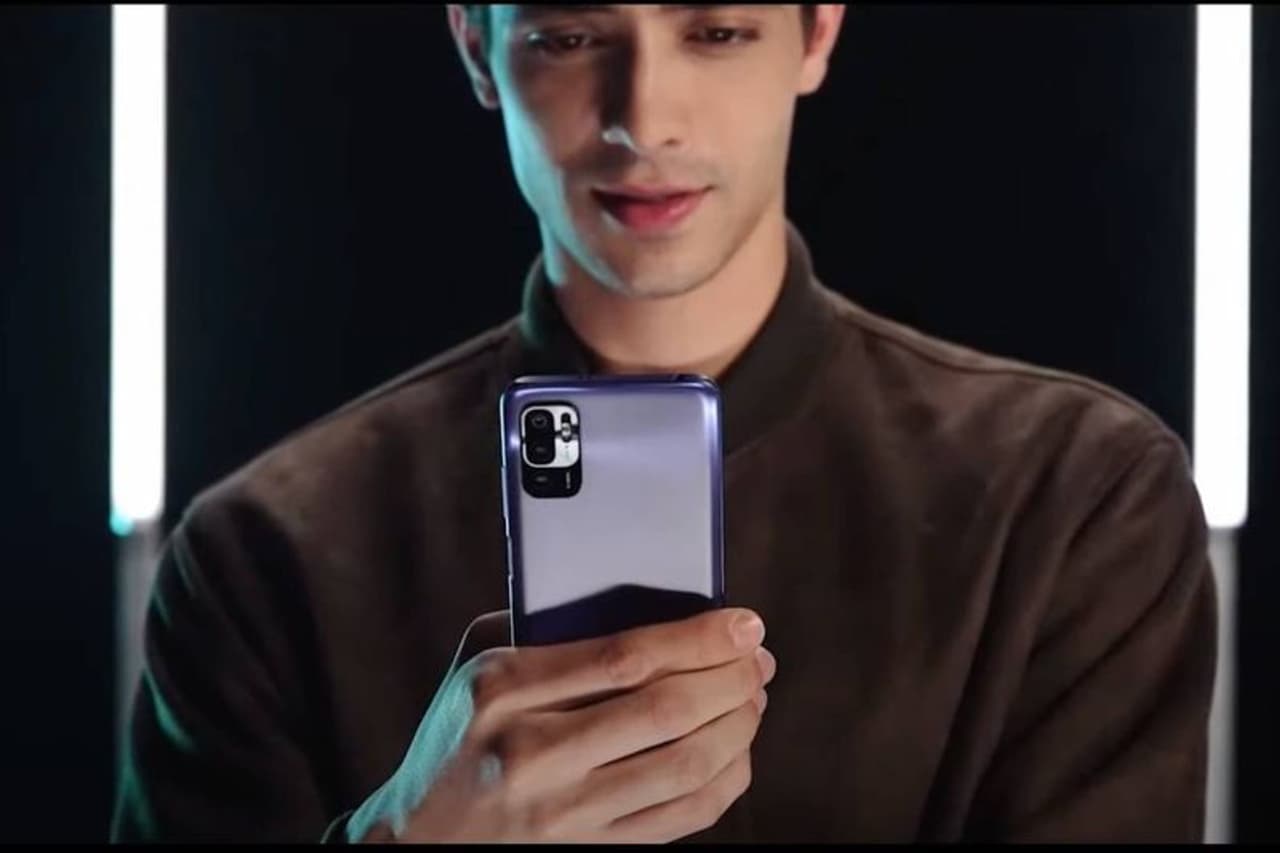 రెడ్మి నోట్ 10టి 5జి కొనేందుకు ఫస్ట్ సేల్ ప్రారంభమైంది. రెడ్మి నోట్ 10టి 5జి మొదటిసారిగా అమెజాన్, ఎంఐ.కామ్, ఎంఐ హోమ్ స్టోర్, ఆఫ్లైన్ రిటైల్ స్టోర్ నుండి విక్రయించనున్నారు. రెడ్మి నోట్ 10టి 5జి 4 జీబీ ర్యామ్తో 64 జీబీ స్టోరేజ్ ధర రూ .13,999, 128 జీబీ స్టోరేజ్తో 6 జీబీ ర్యామ్ ధర రూ .15,999. ఫోన్ను క్రోమియం వైట్, గ్రాఫైట్ బ్లాక్, మెటాలిక్ బ్లూ, మింట్ గ్రీన్ కలర్లో కొనుగోలు చేయవచ్చు. ఆఫర్ కింద మీకు హెచ్డిఎఫ్సి బ్యాంక్ కార్డు చెల్లింపులపై రూ .1000 తగ్గింపు లభిస్తుంది. రెడ్మి నోట్ 10టి 5జి కొనేందుకు ఫస్ట్ సేల్ ప్రారంభమైంది. రెడ్మి నోట్ 10టి 5జి మొదటిసారిగా అమెజాన్, ఎంఐ.కామ్, ఎంఐ హోమ్ స్టోర్, ఆఫ్లైన్ రిటైల్ స్టోర్ నుండి విక్రయించనున్నారు. రెడ్మి నోట్ 10టి 5జి 4 జీబీ ర్యామ్తో 64 జీబీ స్టోరేజ్ ధర రూ .13,999, 128 జీబీ స్టోరేజ్తో 6 జీబీ ర్యామ్ ధర రూ .15,999. ఫోన్ను క్రోమియం వైట్, గ్రాఫైట్ బ్లాక్, మెటాలిక్ బ్లూ, మింట్ గ్రీన్ కలర్లో కొనుగోలు చేయవచ్చు. ఆఫర్ కింద మీకు హెచ్డిఎఫ్సి బ్యాంక్ కార్డు చెల్లింపులపై రూ .1000 తగ్గింపు లభిస్తుంది.