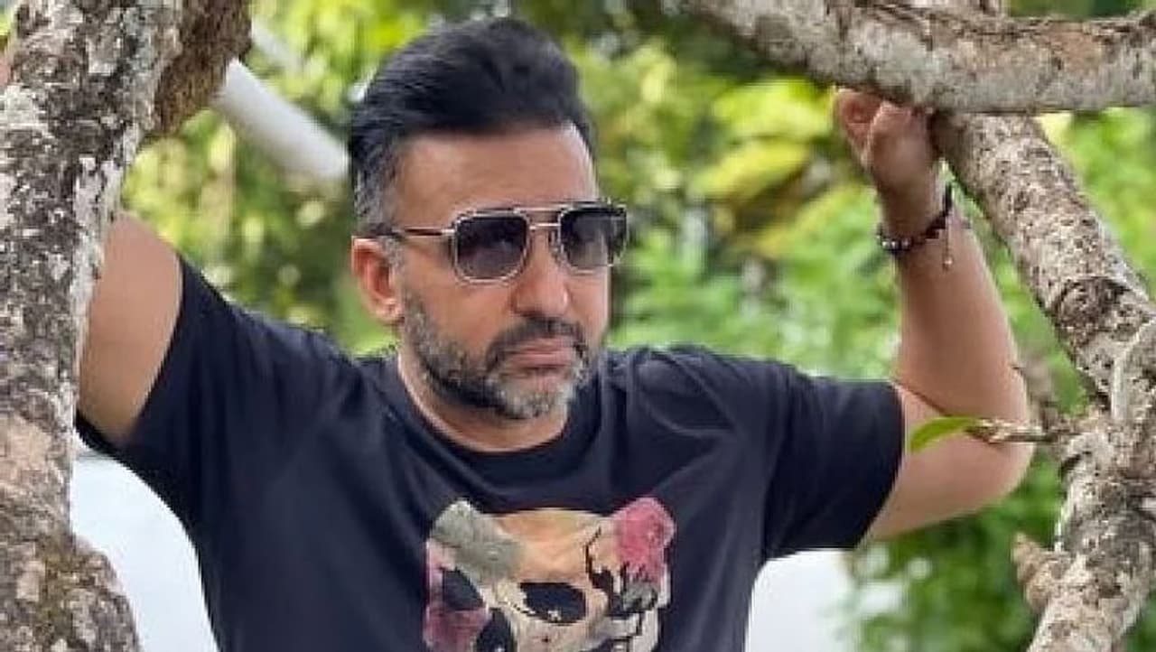 <p style="text align: justify;">ಅಪರಾಧ ಶಾಖೆ ಮನೆಗೆ ರೈಡ್ ನಡೆಸಿದಾಗ ನಟಿ ಶಿಲ್ಪಾ ಶೆಟ್ಟಿ ತಮ್ಮ ಪತಿ ಉದ್ಯಮಿ ರಾಜ್ ಕುಂದ್ರಾ ಅವರೊಂದಿಗೆ ತಮ್ಮ ಮನೆಯಲ್ಲಿ ಜಗಳವಾಡಿದ್ದಾರೆ ಎಂದು ಮುಂಬೈ ಪೊಲೀಸ್ ಮೂಲಗಳು ತಿಳಿಸಿವೆ.</p> <p style="text align: justify;">ಅಪರಾಧ ಶಾಖೆ ಮನೆಗೆ ರೈಡ್ ನಡೆಸಿದಾಗ ನಟಿ ಶಿಲ್ಪಾ ಶೆಟ್ಟಿ ತಮ್ಮ ಪತಿ ಉದ್ಯಮಿ ರಾಜ್ ಕುಂದ್ರಾ ಅವರೊಂದಿಗೆ ತಮ್ಮ ಮನೆಯಲ್ಲಿ ಜಗಳವಾಡಿದ್ದಾರೆ ಎಂದು ಮುಂಬೈ ಪೊಲೀಸ್ ಮೂಲಗಳು ತಿಳಿಸಿವೆ.</p>