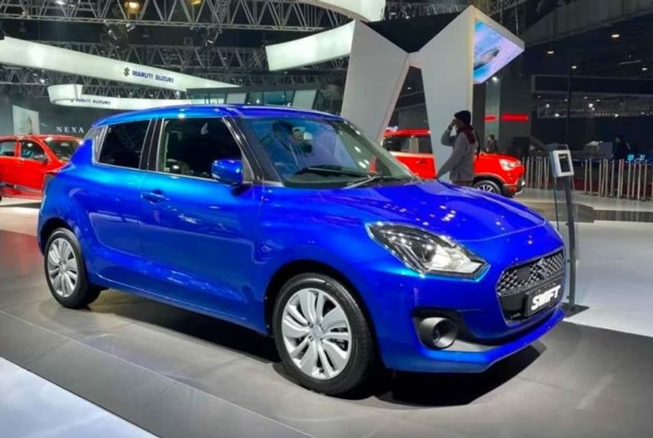 భారత మార్కెట్లో జనాదరణ పొందిన, అత్యధికంగా అమ్ముడవుతున్న హ్యాచ్బ్యాక్ కార్లలో ఒకటైన మారుతి సుజుకి స్విఫ్ట్ ధర రూ .15 వేల వరకు పెరగనుంది. నివేదిక ప్రకారం, ధరల పెరుగుదల ప్రతి వేరియంట్ నుండి వేరియంట్కు మారుతుంది.ధరల పెంపు నిర్ణయానికి సంబంధించి, వివిధ ఇన్పుట్ ఖర్చులు పెరగడం వల్ల వాహనాల ధరలు పెరిగాయని కంపెనీ తెలిపింది. మారుతి సుజుకి ఈ ఏడాది మూడోసారి కార్ల ధరలను పెంచింది. అంతకుముందు జనవరి 2021లో కంపెనీ ఎంచుకున్న మోడళ్ల ధరలను రూ .34 వేల వరకు పెంచింది. దీని తరువాత ఏప్రిల్ నెలలో కూడా ఇన్పుట్ ఖర్చులు పెరిగినట్లు పేర్కొంటూ కంపెనీ ధరలను పెంచింది. భారత మార్కెట్లో జనాదరణ పొందిన, అత్యధికంగా అమ్ముడవుతున్న హ్యాచ్బ్యాక్ కార్లలో ఒకటైన మారుతి సుజుకి స్విఫ్ట్ ధర రూ .15 వేల వరకు పెరగనుంది. నివేదిక ప్రకారం, ధరల పెరుగుదల ప్రతి వేరియంట్ నుండి వేరియంట్కు మారుతుంది.ధరల పెంపు నిర్ణయానికి సంబంధించి, వివిధ ఇన్పుట్ ఖర్చులు పెరగడం వల్ల వాహనాల ధరలు పెరిగాయని కంపెనీ తెలిపింది. మారుతి సుజుకి ఈ ఏడాది మూడోసారి కార్ల ధరలను పెంచింది. అంతకుముందు జనవరి 2021లో కంపెనీ ఎంచుకున్న మోడళ్ల ధరలను రూ .34 వేల వరకు పెంచింది. దీని తరువాత ఏప్రిల్ నెలలో కూడా ఇన్పుట్ ఖర్చులు పెరిగినట్లు పేర్కొంటూ కంపెనీ ధరలను పెంచింది.