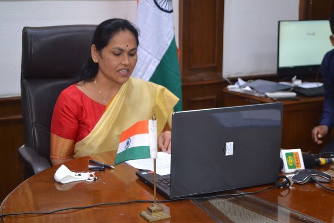 <p>'ಸುಸ್ಥಿರ ಅಭಿವೃದ್ಧಿಯ ಜಾಗತೀಕ ಗುರಿಗಳನ್ನು ಸಾಧಿಸಲು ಆಹಾರ ವ್ಯವಸ್ಥೆಯಲ್ಲಿನ ಸವಾಲುಗಳು' ಈ ಕುರಿತು ದೇಶದ ಪರವಾಗಿ ವಿಚಾರ ಮಂಡನೆ ನಡೆಸಲಾಯಿತು. </p> <p>'ಸುಸ್ಥಿರ ಅಭಿವೃದ್ಧಿಯ ಜಾಗತೀಕ ಗುರಿಗಳನ್ನು ಸಾಧಿಸಲು ಆಹಾರ ವ್ಯವಸ್ಥೆಯಲ್ಲಿನ ಸವಾಲುಗಳು' ಈ ಕುರಿತು ದೇಶದ ಪರವಾಗಿ ವಿಚಾರ ಮಂಡನೆ ನಡೆಸಲಾಯಿತು. </p>