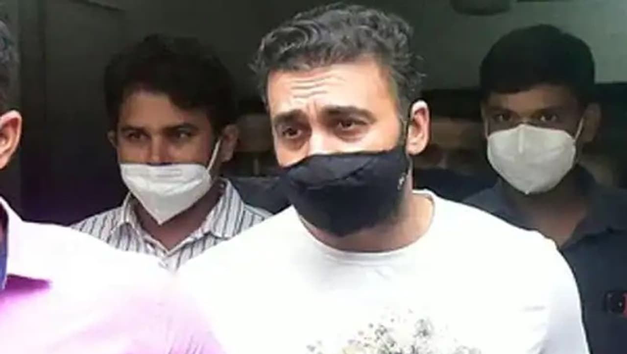 <p>ರಾಜ್ ಕುಂದ್ರಾ ಜೊತೆ ಅಶ್ಲೀಲ ಚಲನಚಿತ್ರಗಳನ್ನು ಮಾಡುವ ಮತ್ತು ಅವುಗಳನ್ನು ಅಪ್ಲಿಕೇಶನ್‌ಗಳಲ್ಲಿ ಅಪ್‌ಲೋಡ್ ಮಾಡಿದ ಪ್ರಕರಣದಲ್ಲಿ ಅನೇಕ ಜನರನ್ನು ಬಂಧಿಸಲಾಗಿದೆ. ಅದರಲ್ಲಿ &nbsp;ತನ್ವೀರ್ ಹಶ್ಮಿ ಒಬ್ಬರು. ತನ್ವೀರ್ ಪ್ರಸ್ತುತ ಜಾಮೀನಿನ ಮೇಲೆ ಹೊರಗಿದ್ದಾರೆ.&nbsp;</p>