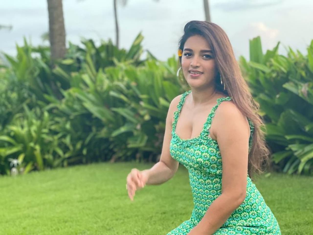 పచ్చని పార్క్ లో స్లీవ్లెస్ గ్రీన్ ప్రాక్లో తనదైన సెక్సీ అందాలను ఆరబోస్తూ ఇచ్చిన ఫోటో షూట్ పిక్స్ ఇప్పుడు సోషల్ మీడియాలో వైరల్గా మారాయి. పచ్చని పార్క్ లో స్లీవ్లెస్ గ్రీన్ ప్రాక్లో తనదైన సెక్సీ అందాలను ఆరబోస్తూ ఇచ్చిన ఫోటో షూట్ పిక్స్ ఇప్పుడు సోషల్ మీడియాలో వైరల్గా మారాయి.