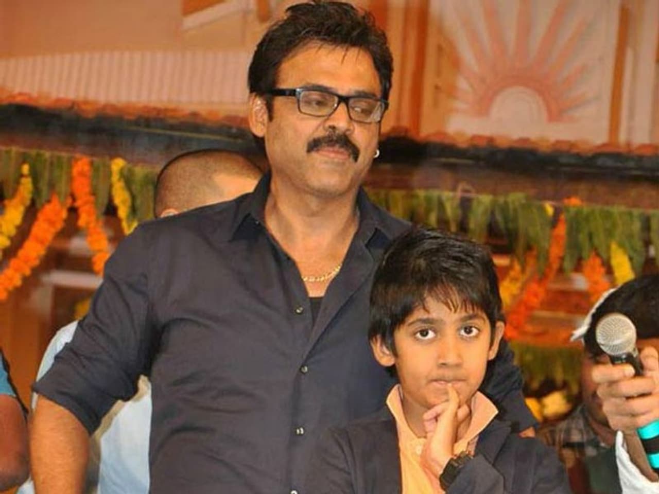 స్టార్ నిర్మాత కొడుకుగా చిత్ర సీమకు పరిచయమైన వెంకటేష్ స్టార్ గా ఎదిగారు. చిరంజీవి, బాలయ్య తరువాత అంతటి ఇమేజ్ కలిగిన హీరోగా వెంకీ అనేక బ్లాక్ బస్టర్స్, ఇండస్ట్రీ హిట్స్ ఇవ్వడం జరిగింది. స్టార్ నిర్మాత కొడుకుగా చిత్ర సీమకు పరిచయమైన వెంకటేష్ స్టార్ గా ఎదిగారు. చిరంజీవి, బాలయ్య తరువాత అంతటి ఇమేజ్ కలిగిన హీరోగా వెంకీ అనేక బ్లాక్ బస్టర్స్, ఇండస్ట్రీ హిట్స్ ఇవ్వడం జరిగింది.