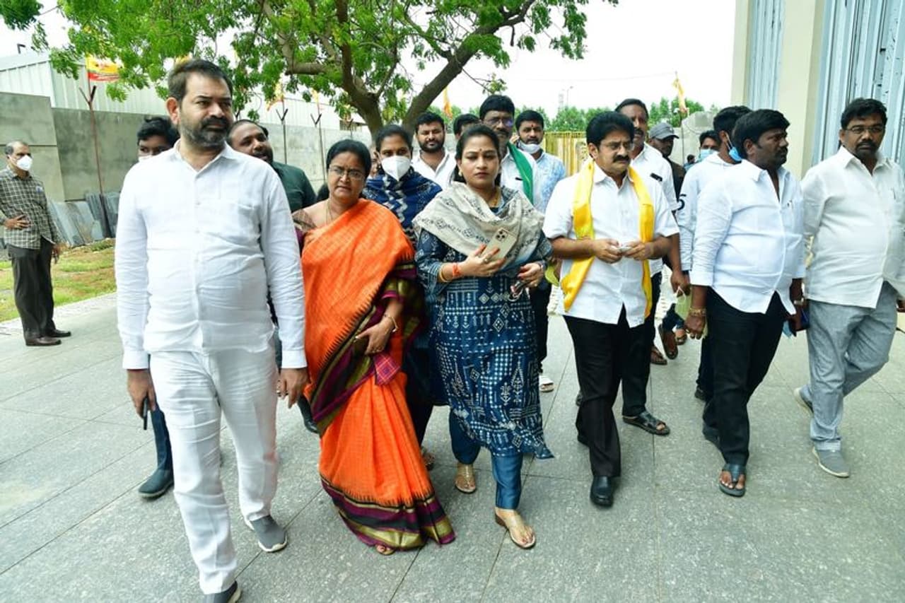 మంగళగిరిలోని టీడీపీ కేంద్ర కార్యాలయానికి చేరుకున్న వంగలపూడి అనిత, పార్టీ నేతలు మంగళగిరిలోని టీడీపీ కేంద్ర కార్యాలయానికి చేరుకున్న వంగలపూడి అనిత, పార్టీ నేతలు